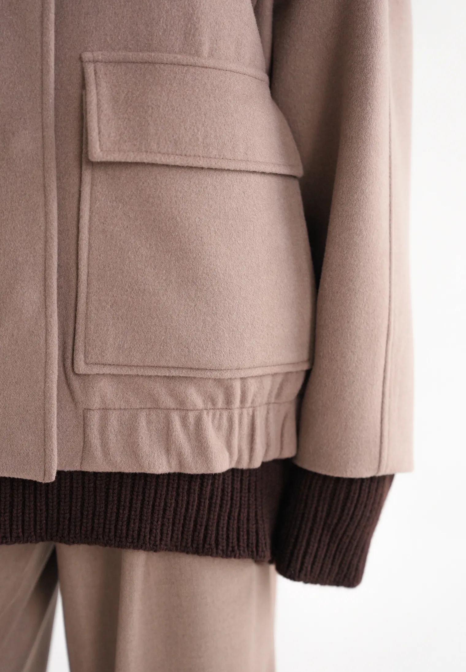 Бомбер свободного кроя из шерсти цвета капучино фото 8