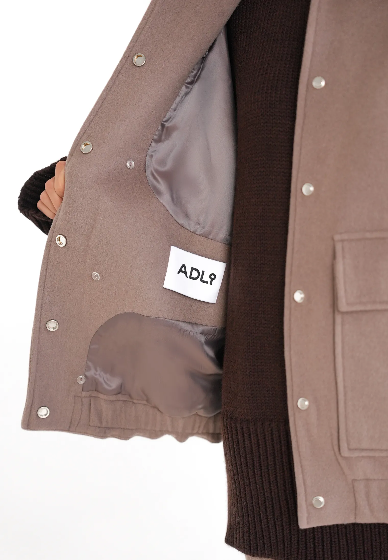 Бомбер свободного кроя из шерсти цвета капучино фото 6