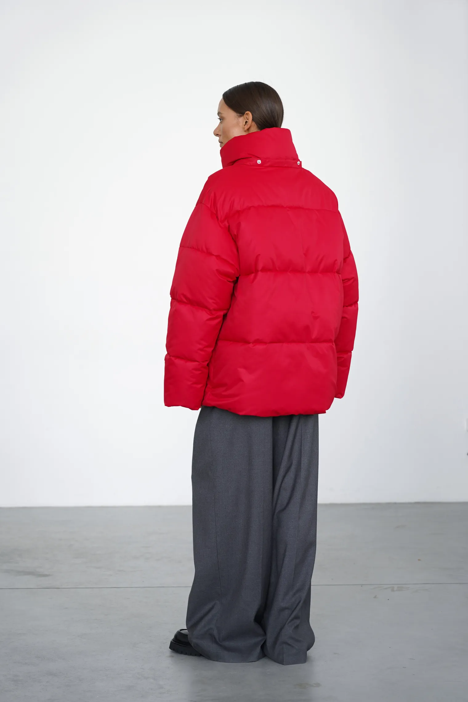 Пуховик стёганный с капюшоном красного цвета фото 4