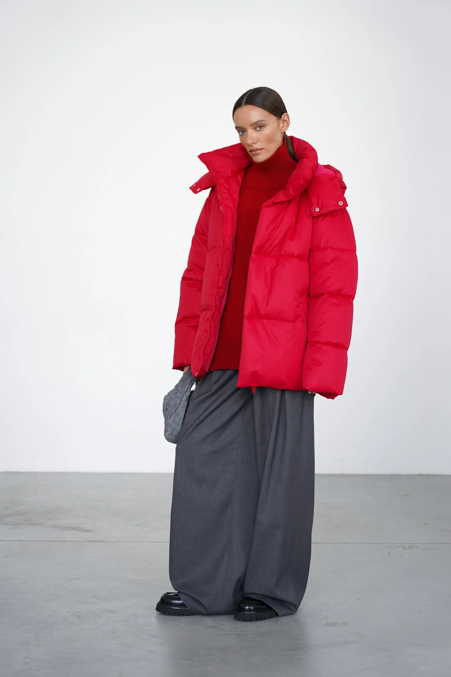 Пуховик стёганный с капюшоном красного цвета фото 5
