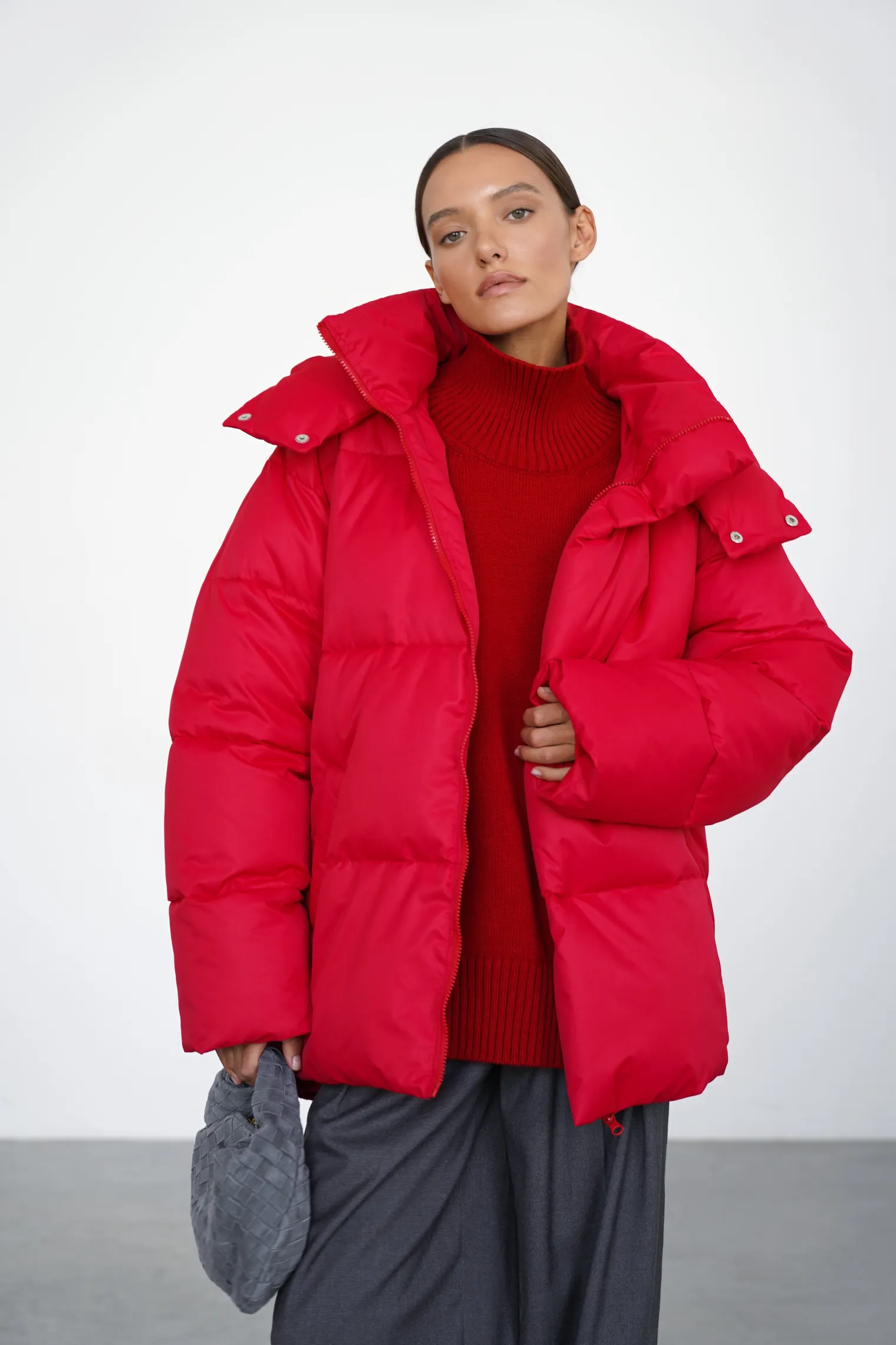 Пуховик стёганный с капюшоном красного цвета фото 1