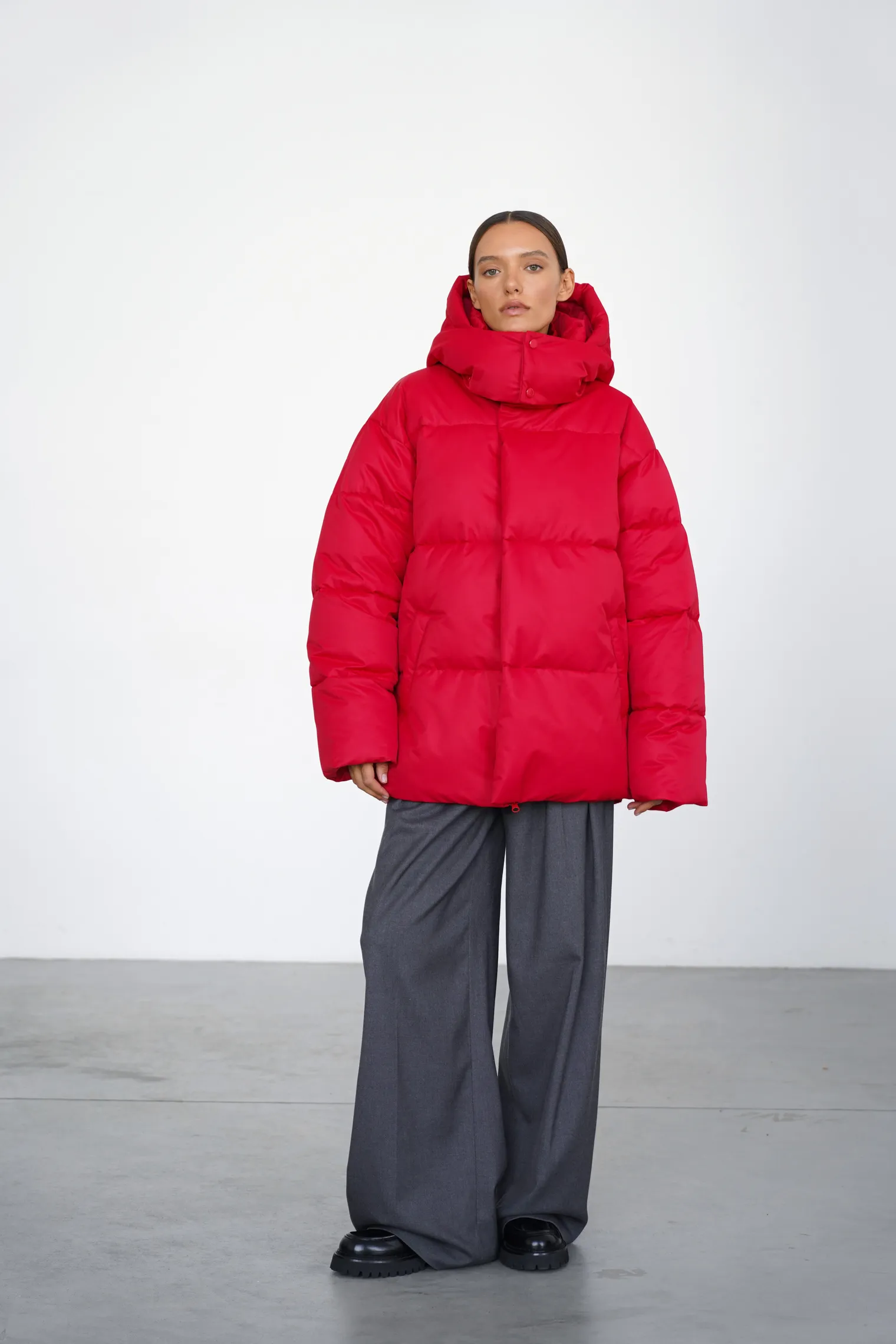 Пуховик стёганный с капюшоном красного цвета фото 3