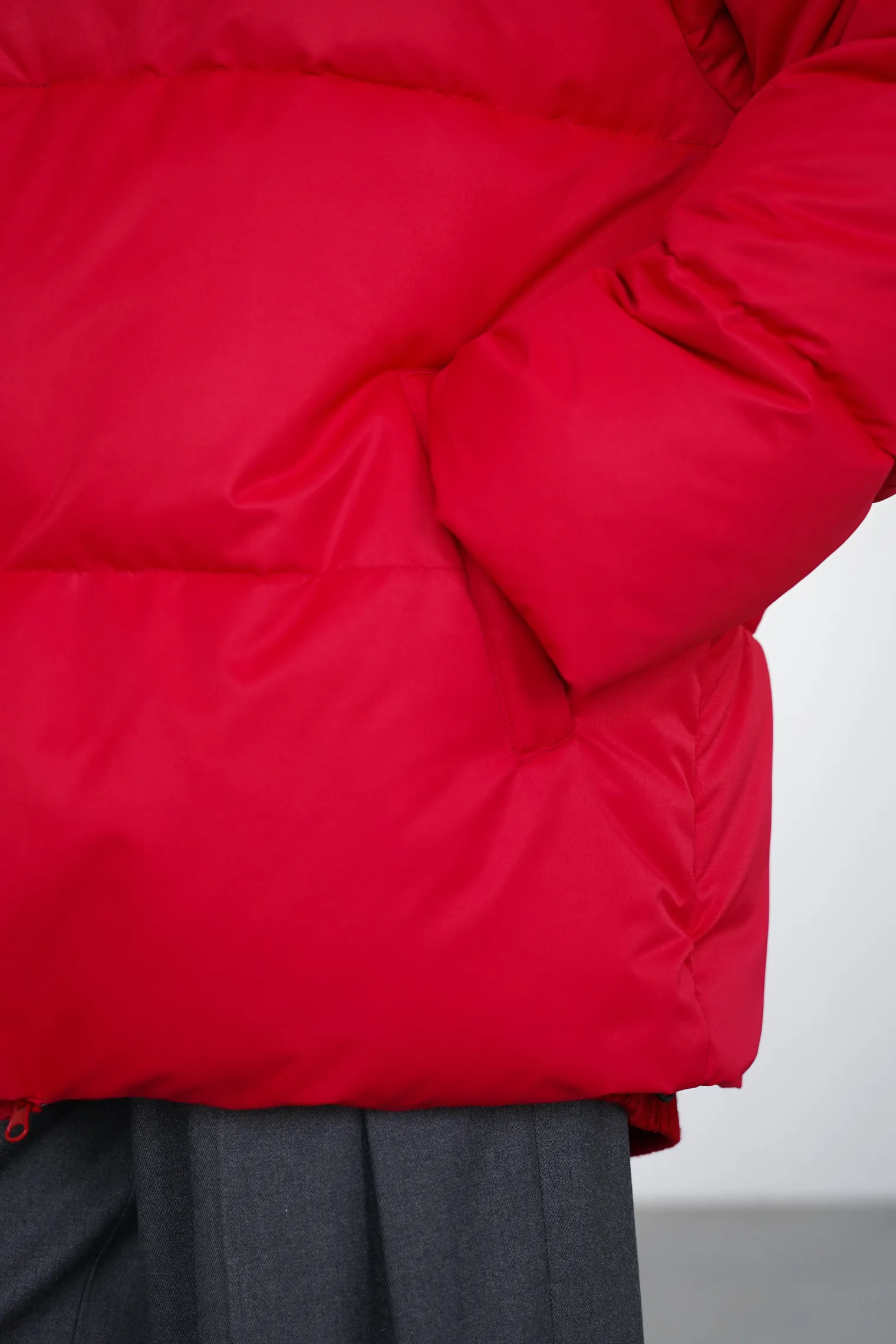 Пуховик стёганный с капюшоном красного цвета фото 6