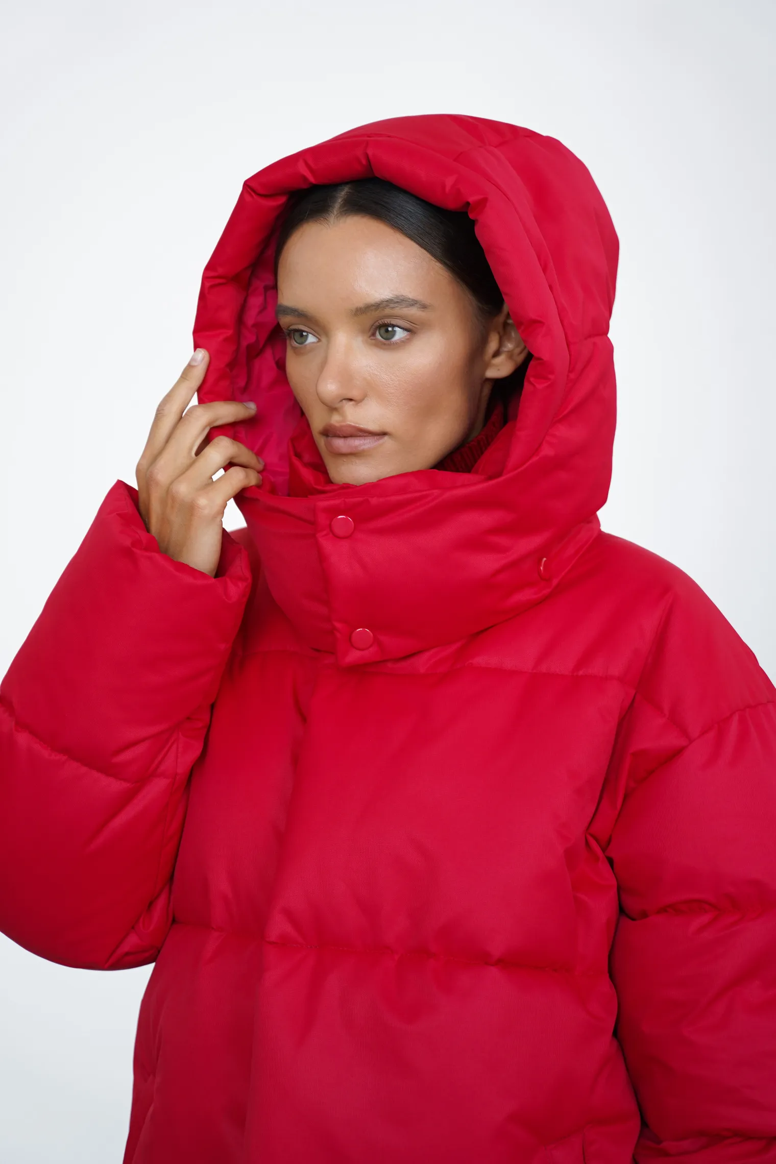 Пуховик стёганный с капюшоном красного цвета фото 2