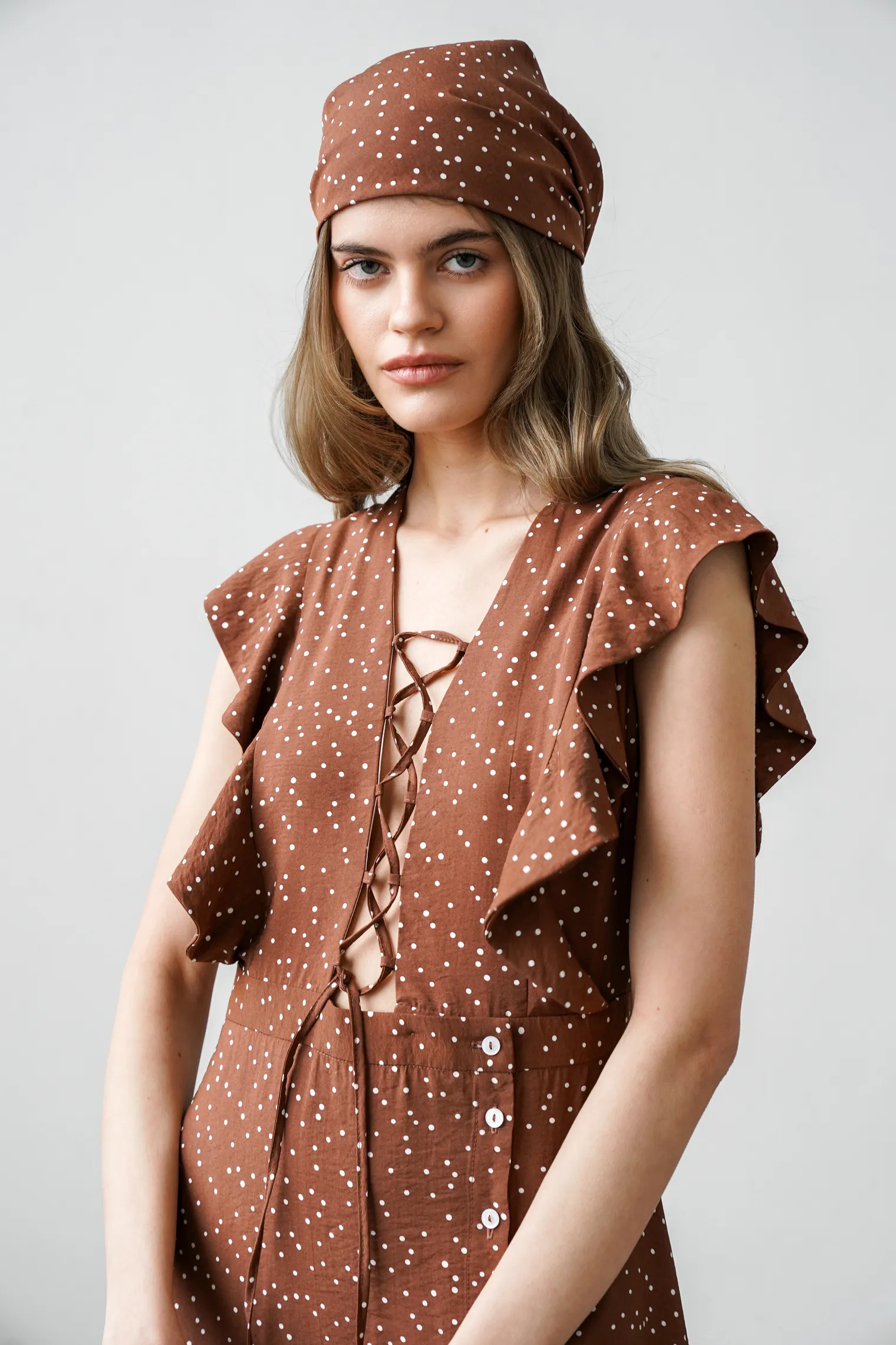 Платок в горошек коричневого цвета фото 5