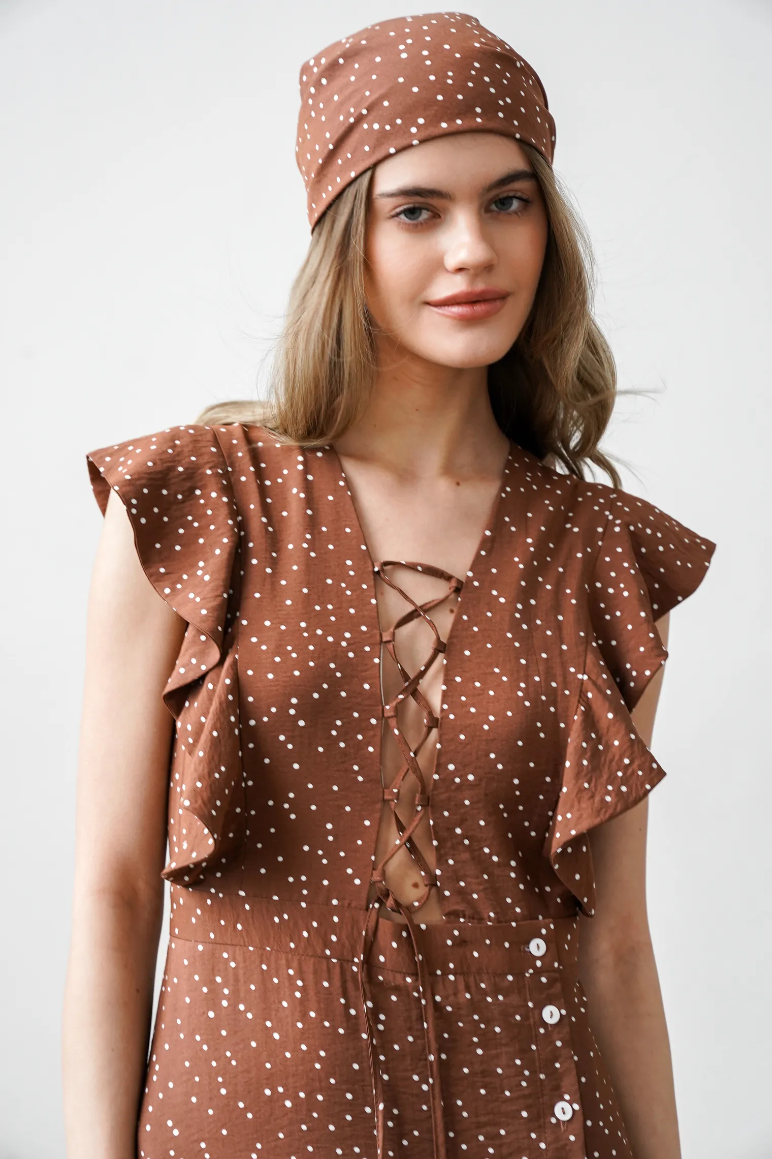 Платок в горошек коричневого цвета фото 7