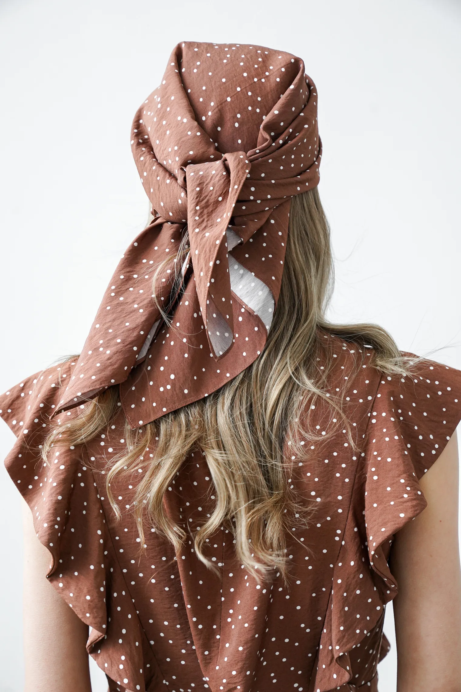 Платок в горошек коричневого цвета фото 4