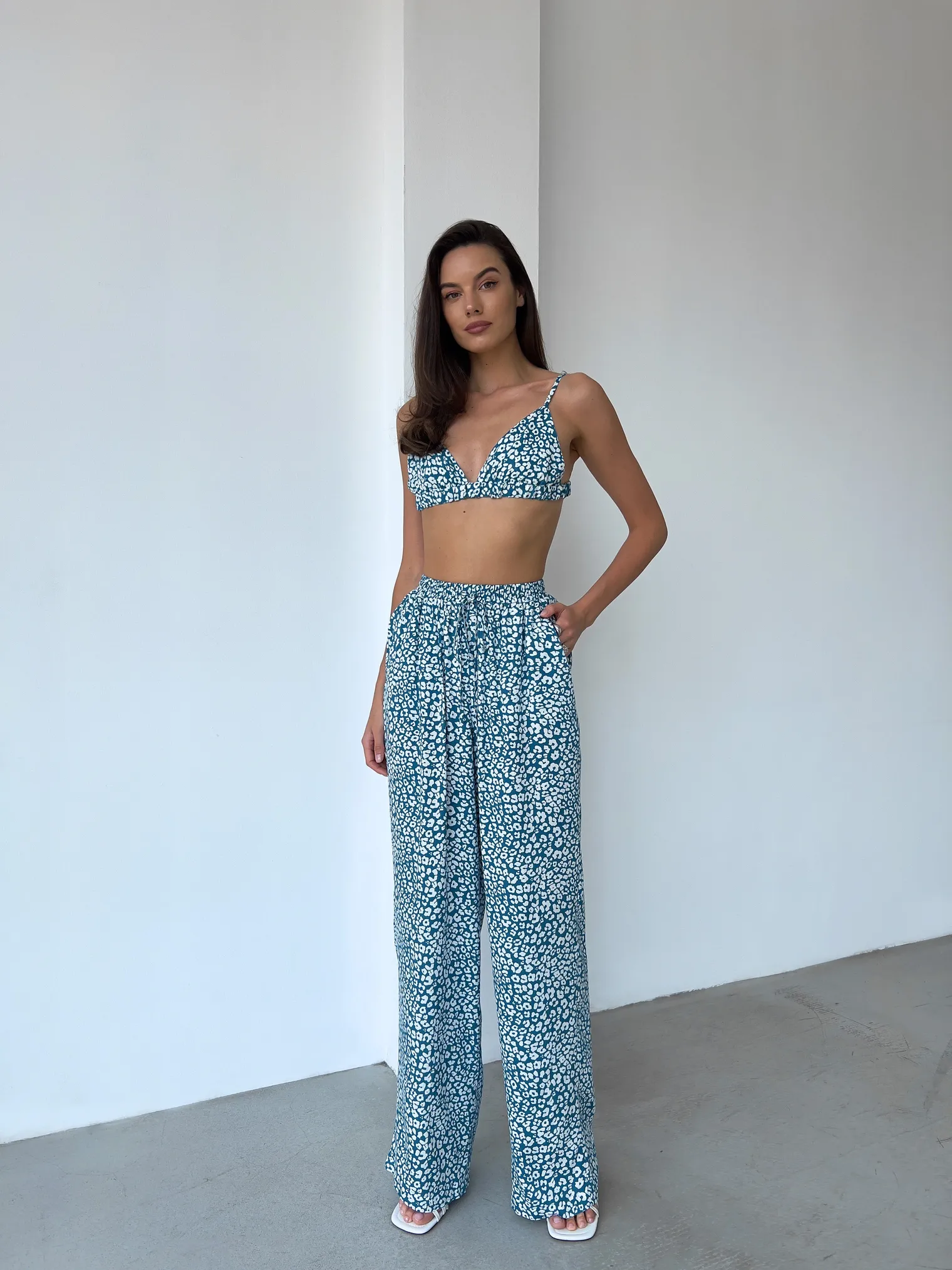 Костюм из хлопка: рубашка, брюки, топ с принтом в цвете бирюзово/белый фото 7