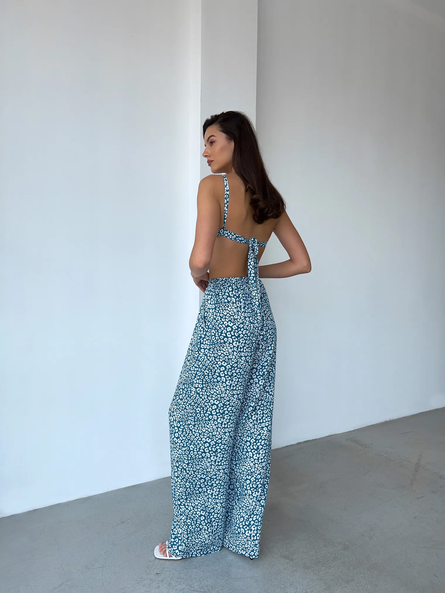 Костюм из хлопка: рубашка, брюки, топ с принтом в цвете бирюзово/белый фото 8