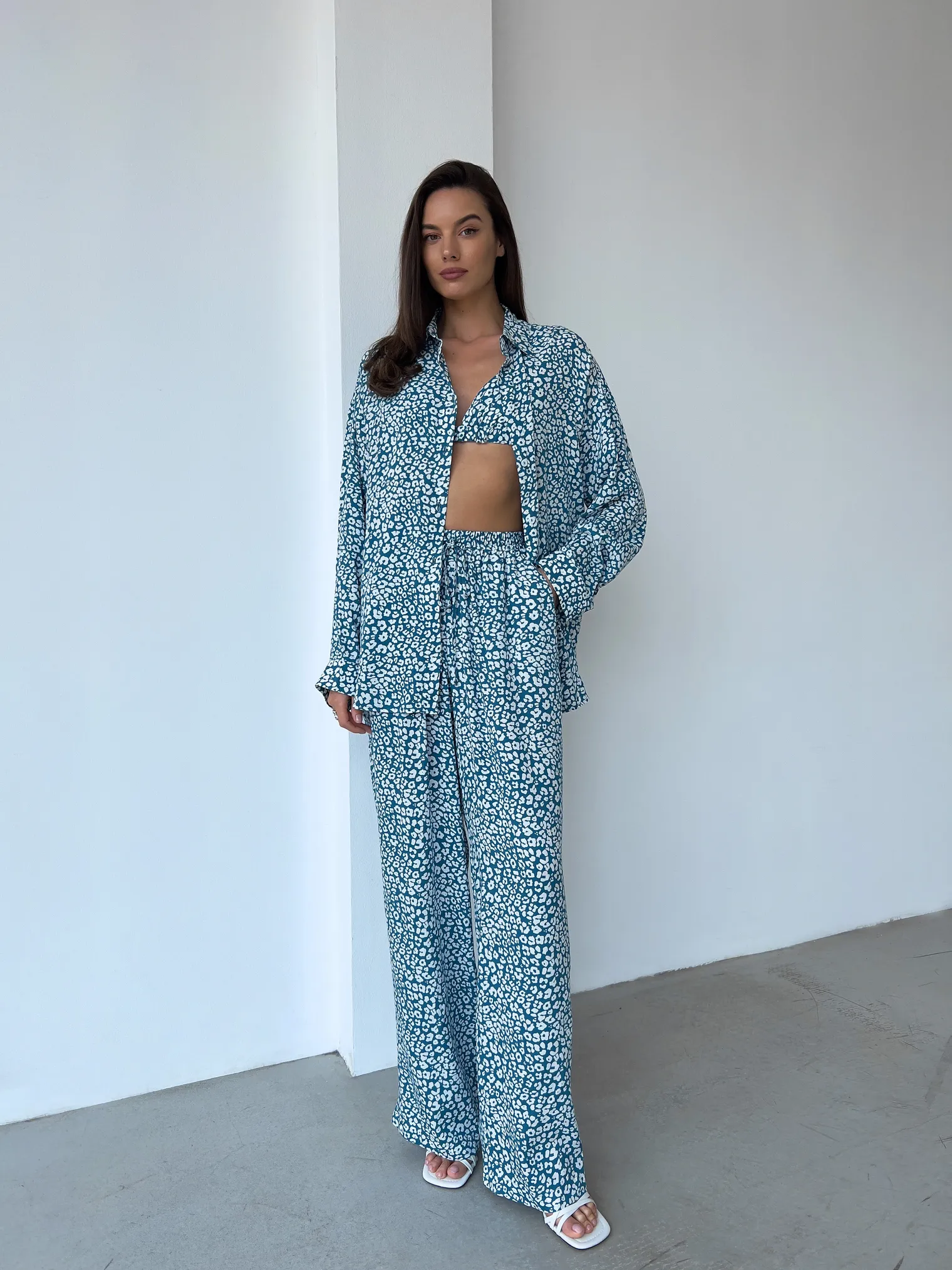 Костюм из хлопка: рубашка, брюки, топ с принтом в цвете бирюзово/белый фото 5