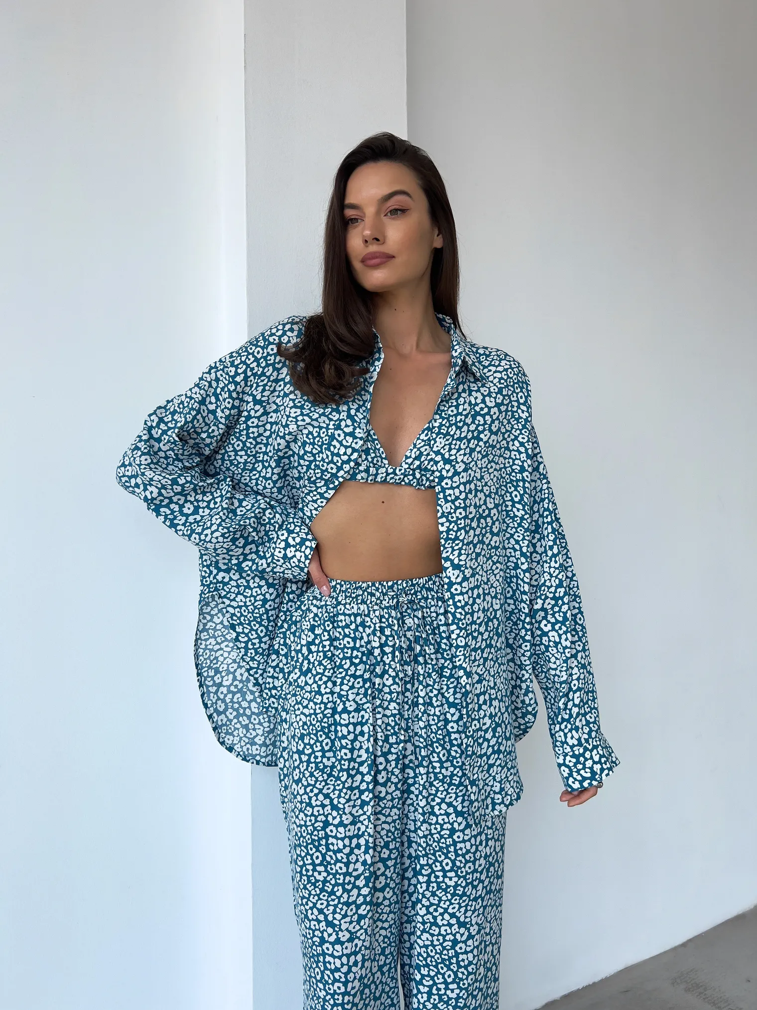 Костюм из хлопка: рубашка, брюки, топ с принтом в цвете бирюзово/белый фото 6