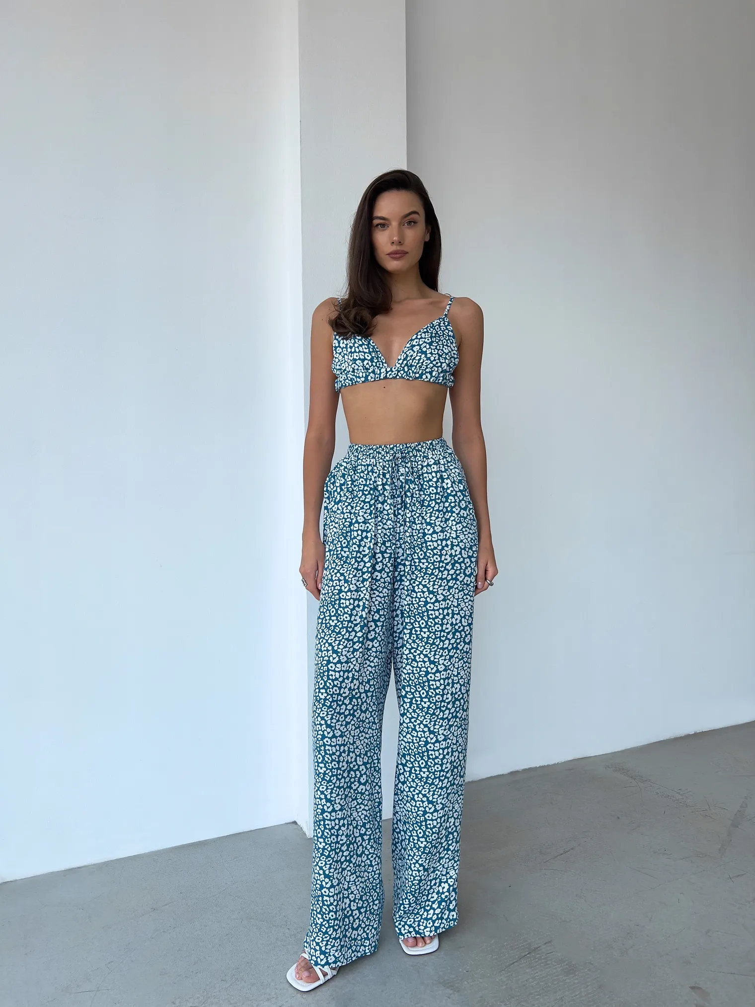 Костюм из хлопка: рубашка, брюки, топ с принтом в цвете бирюзово/белый фото 9