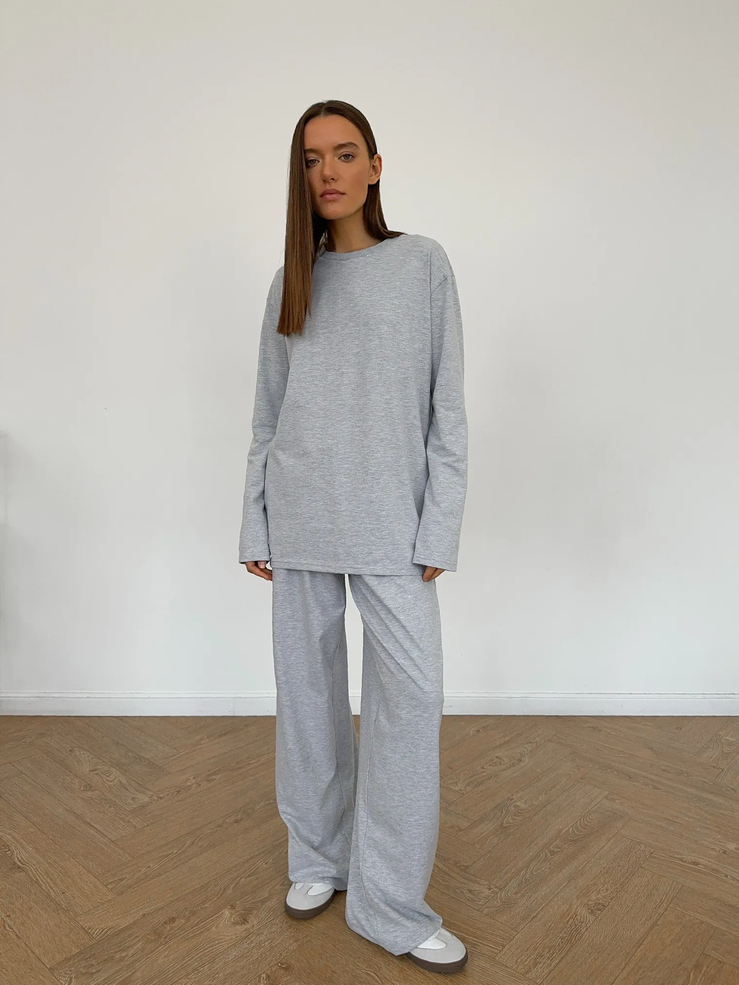 Брюки свободного кроя на резинке цвета серый меланж фото 4