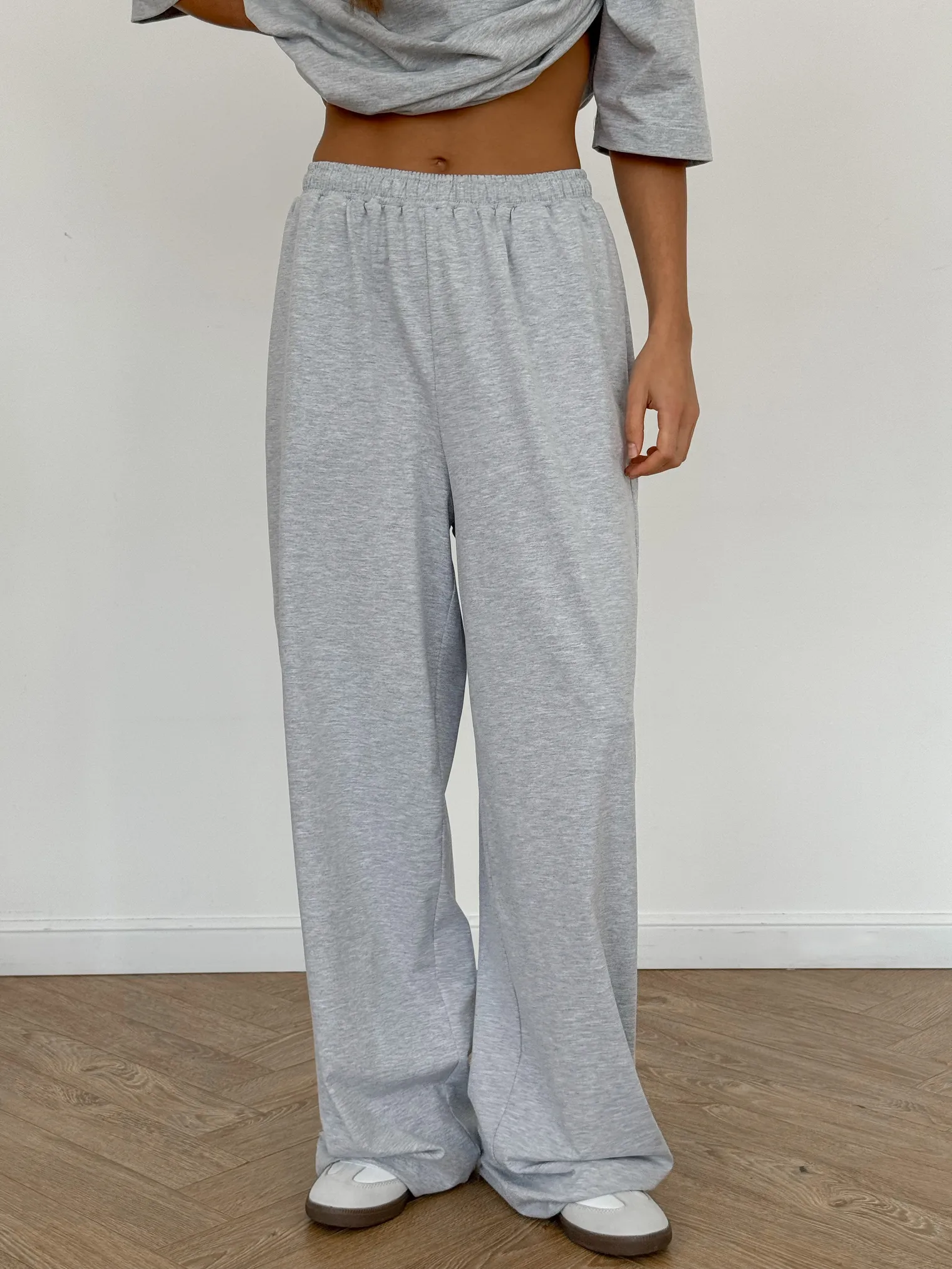 Брюки свободного кроя на резинке цвета серый меланж фото 3