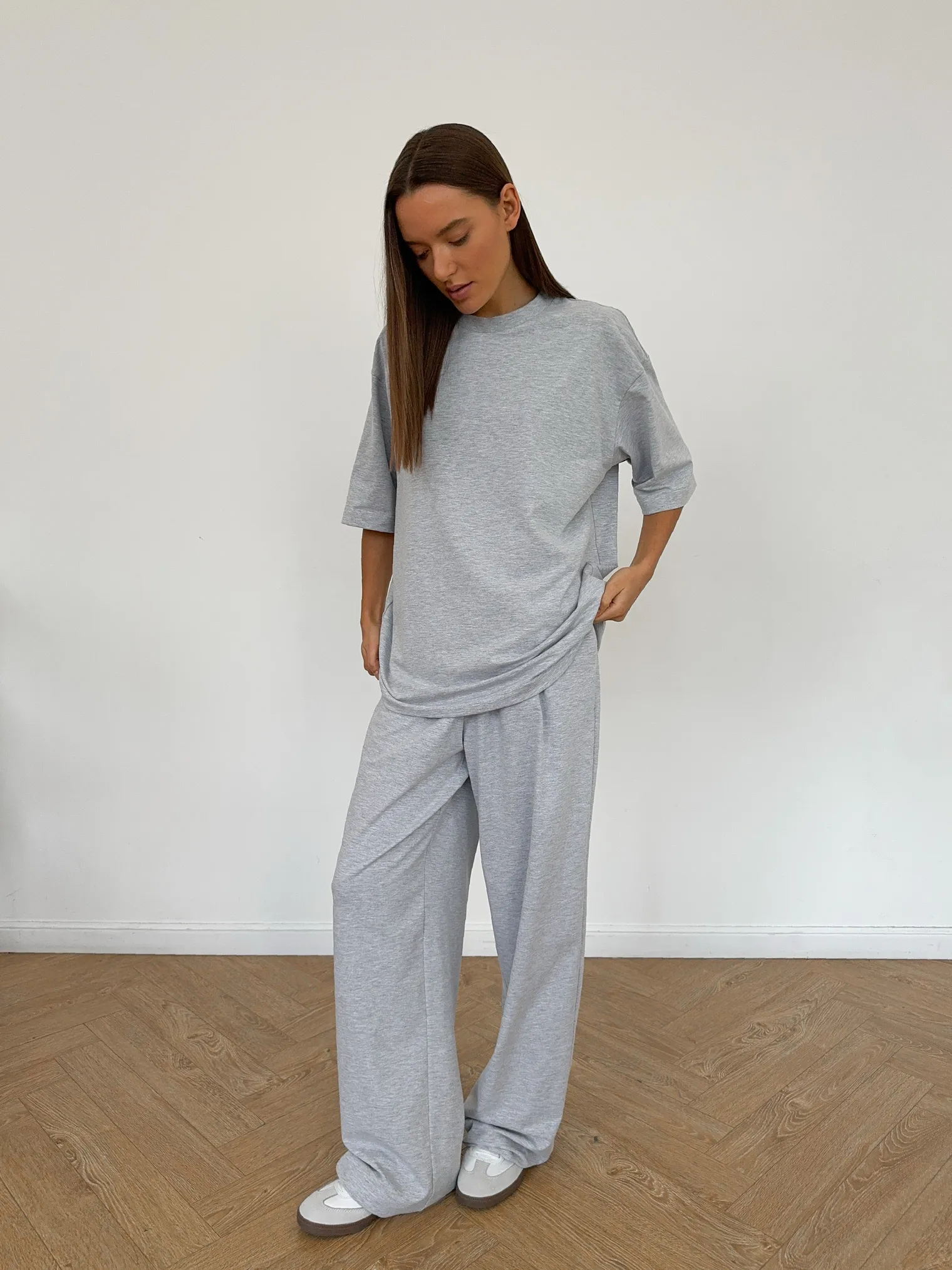 Брюки свободного кроя на резинке цвета серый меланж фото 2