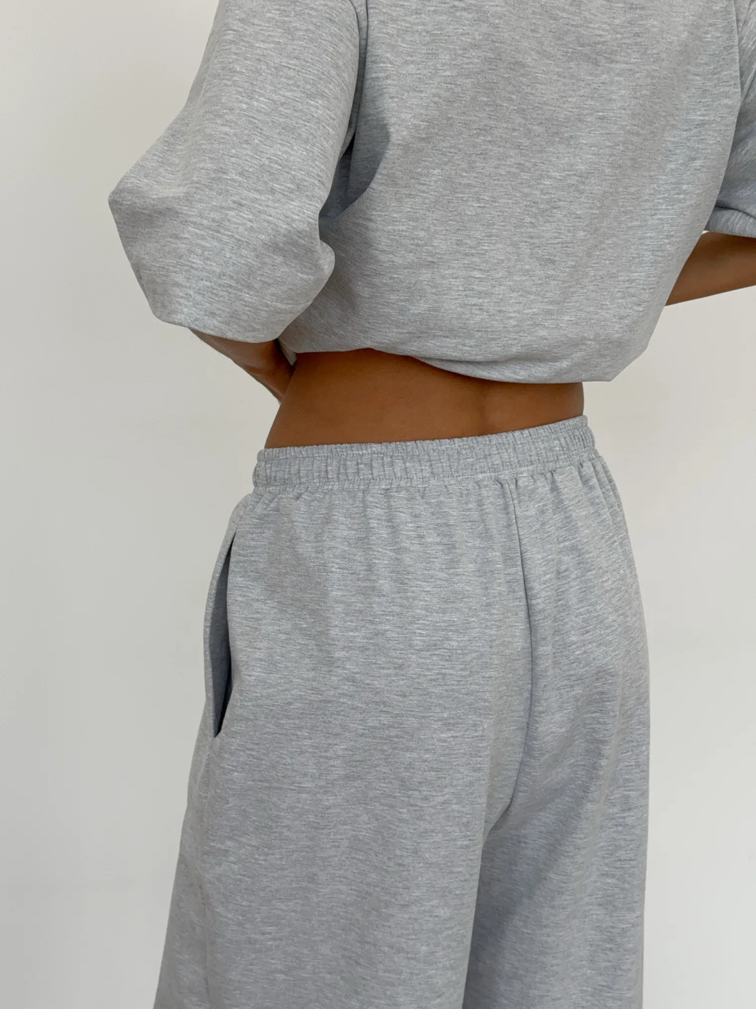 Брюки свободного кроя на резинке цвета серый меланж фото 6