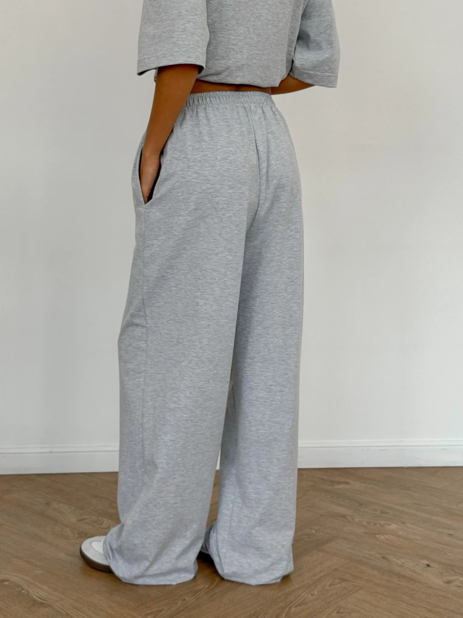 Брюки свободного кроя на резинке цвета серый меланж фото 5