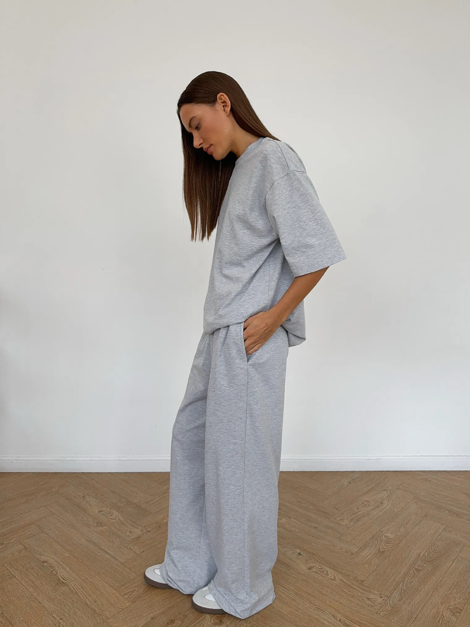 Брюки свободного кроя на резинке цвета серый меланж фото 7