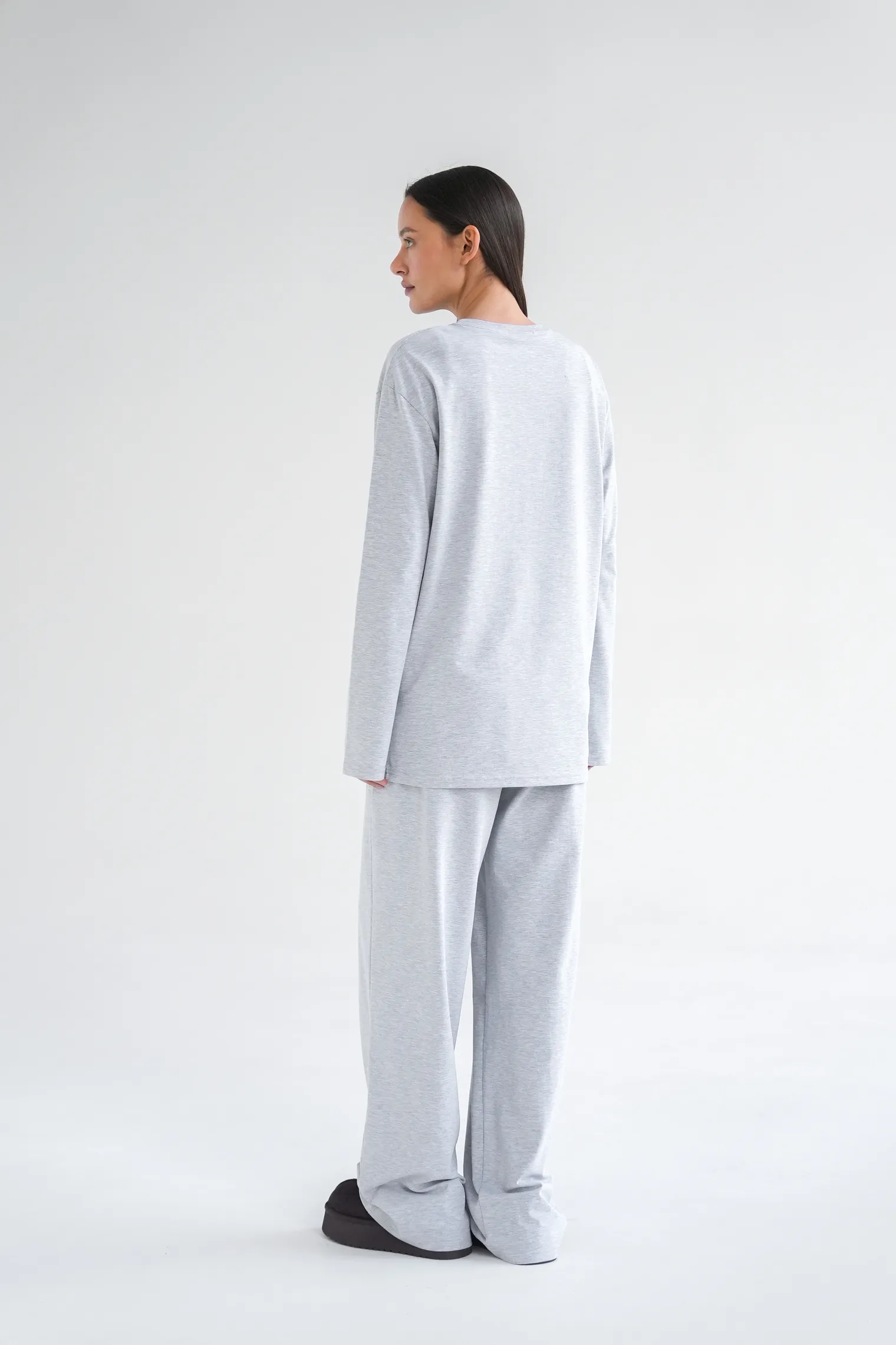 Брюки свободного кроя на резинке цвета серый меланж фото 6