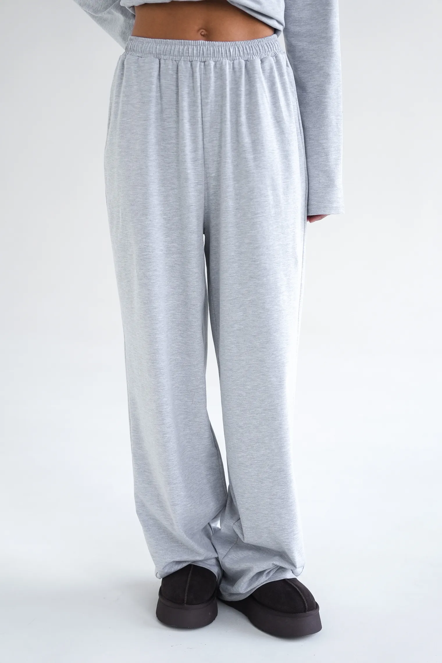 Брюки свободного кроя на резинке цвета серый меланж фото 3
