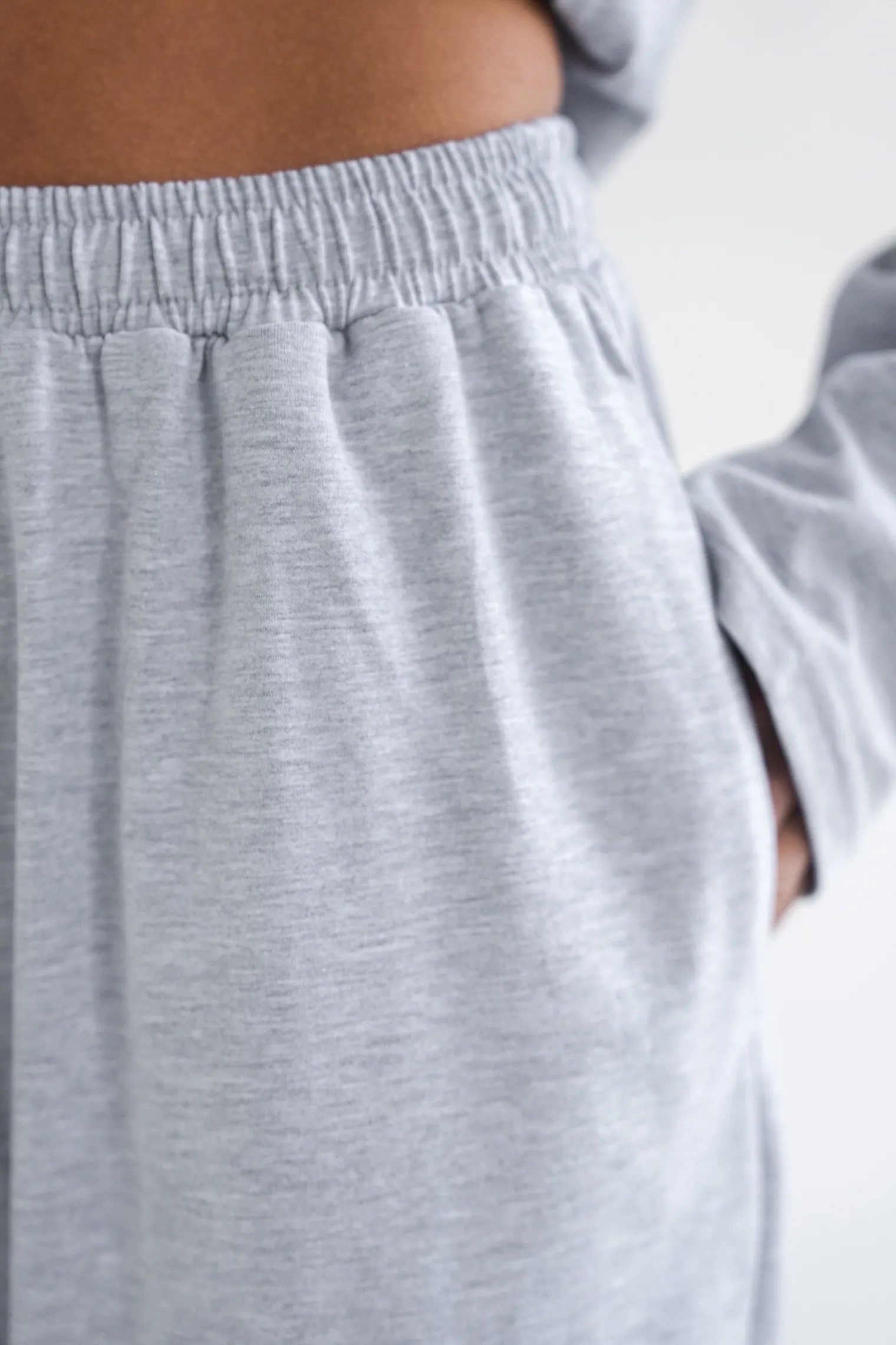 Брюки свободного кроя на резинке цвета серый меланж фото 2