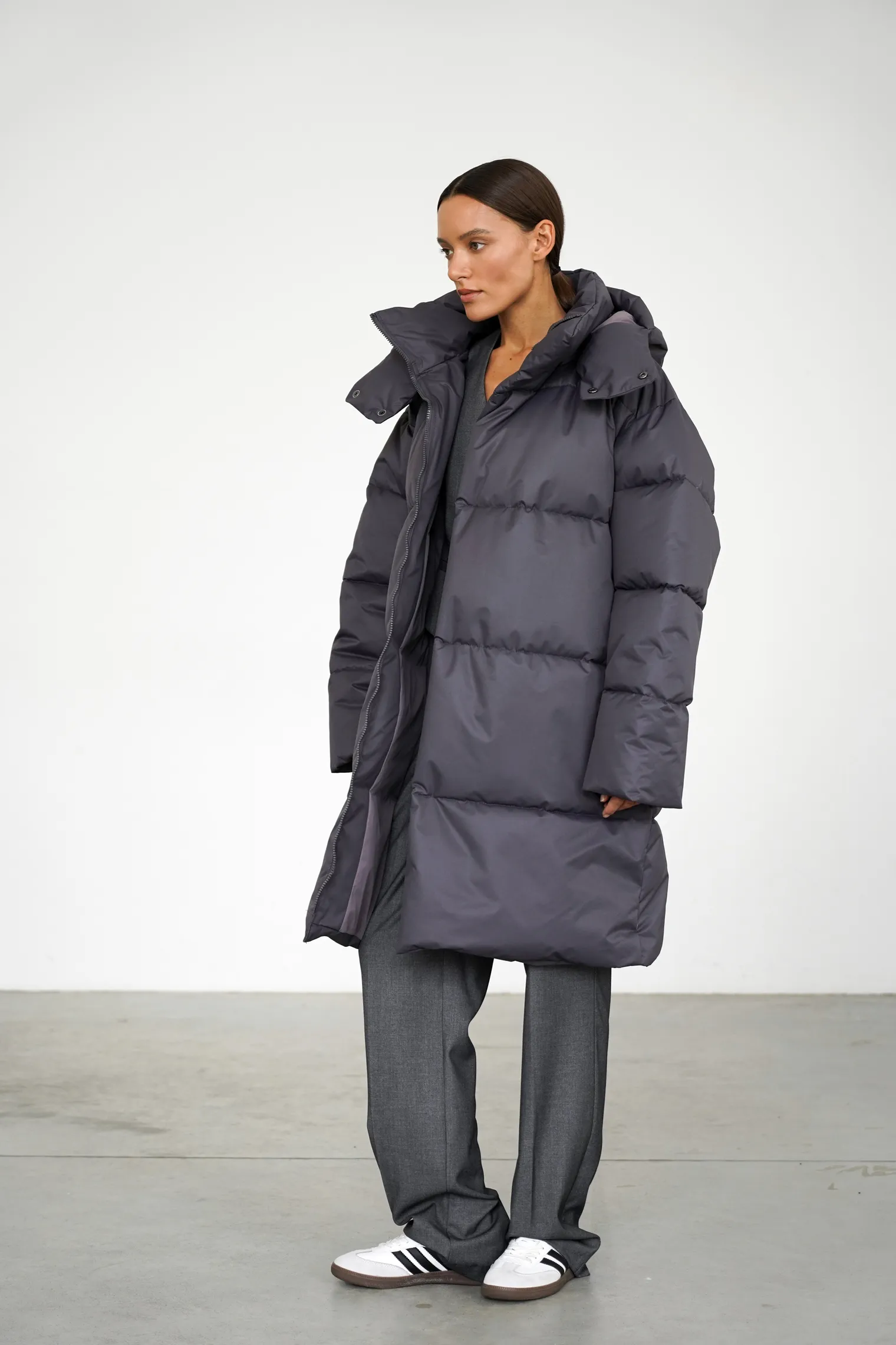 Пуховик стёганный с капюшоном графитового цвета фото 7