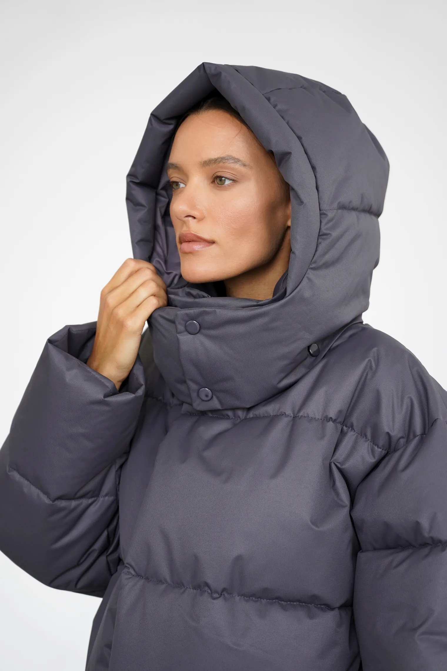 Пуховик стёганный с капюшоном графитового цвета фото 2