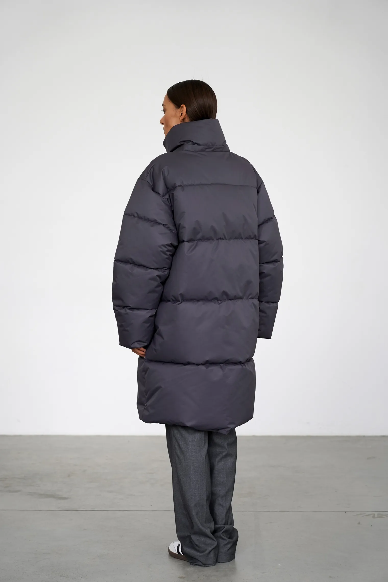 Пуховик стёганный с капюшоном графитового цвета фото 4