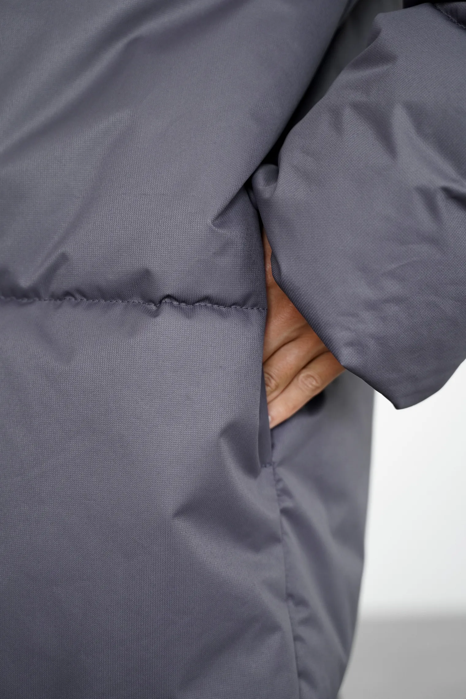 Пуховик стёганный с капюшоном графитового цвета фото 6