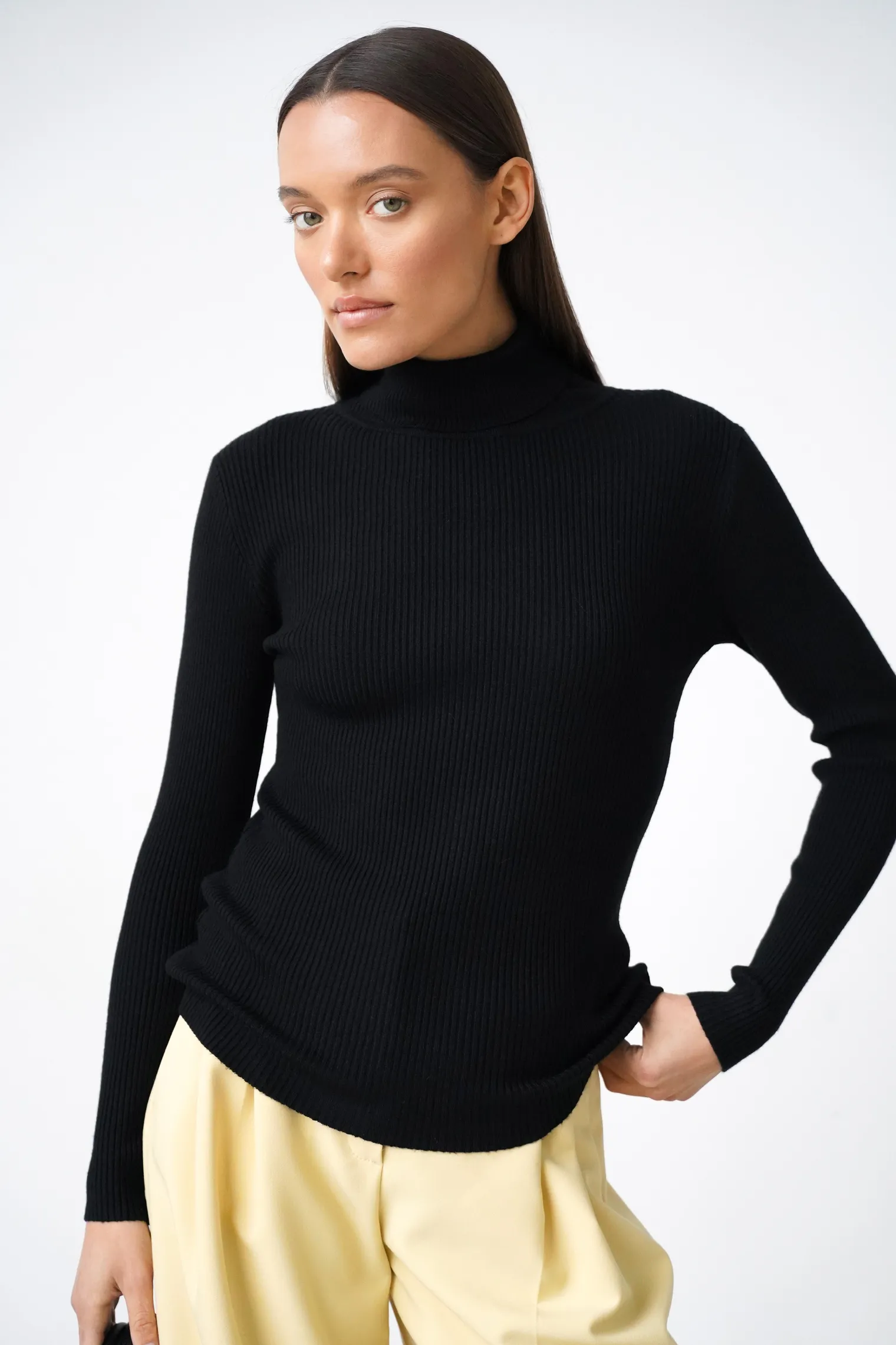 Водолазка мелкой вязки с высоким воротником чёрного цвета фото 1