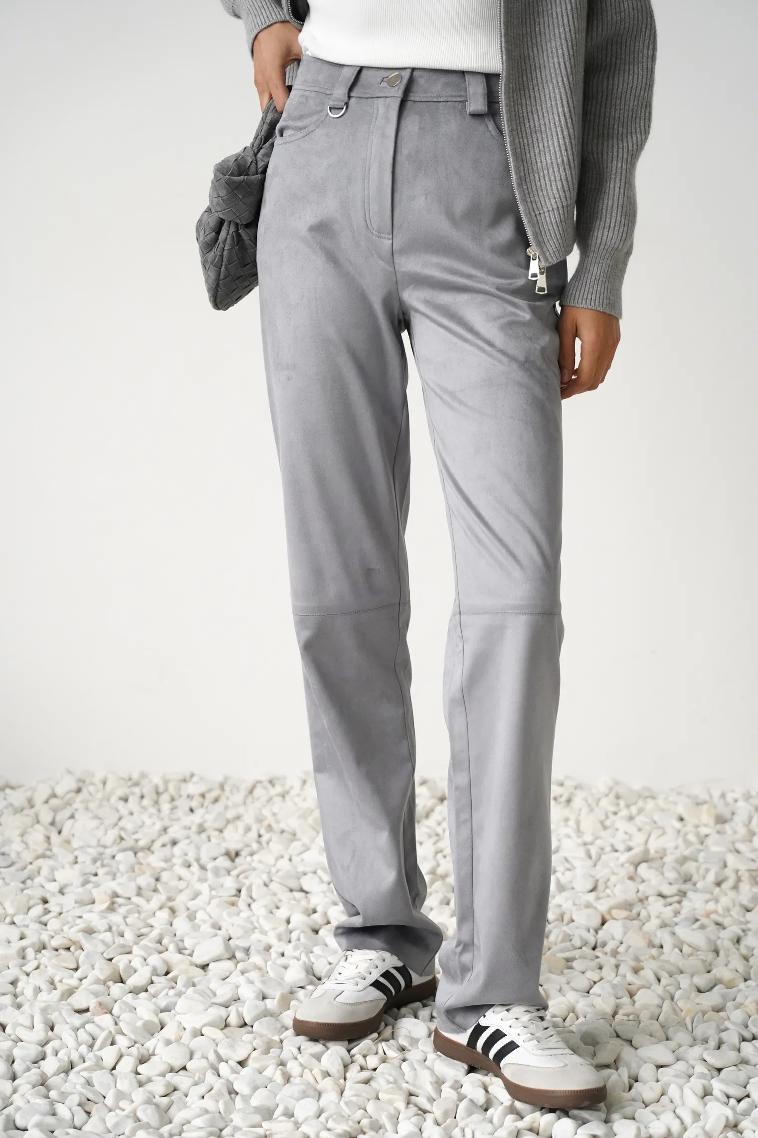 Брюки широкого кроя с завышенной талией из экозамши пепельного цвета фото 1