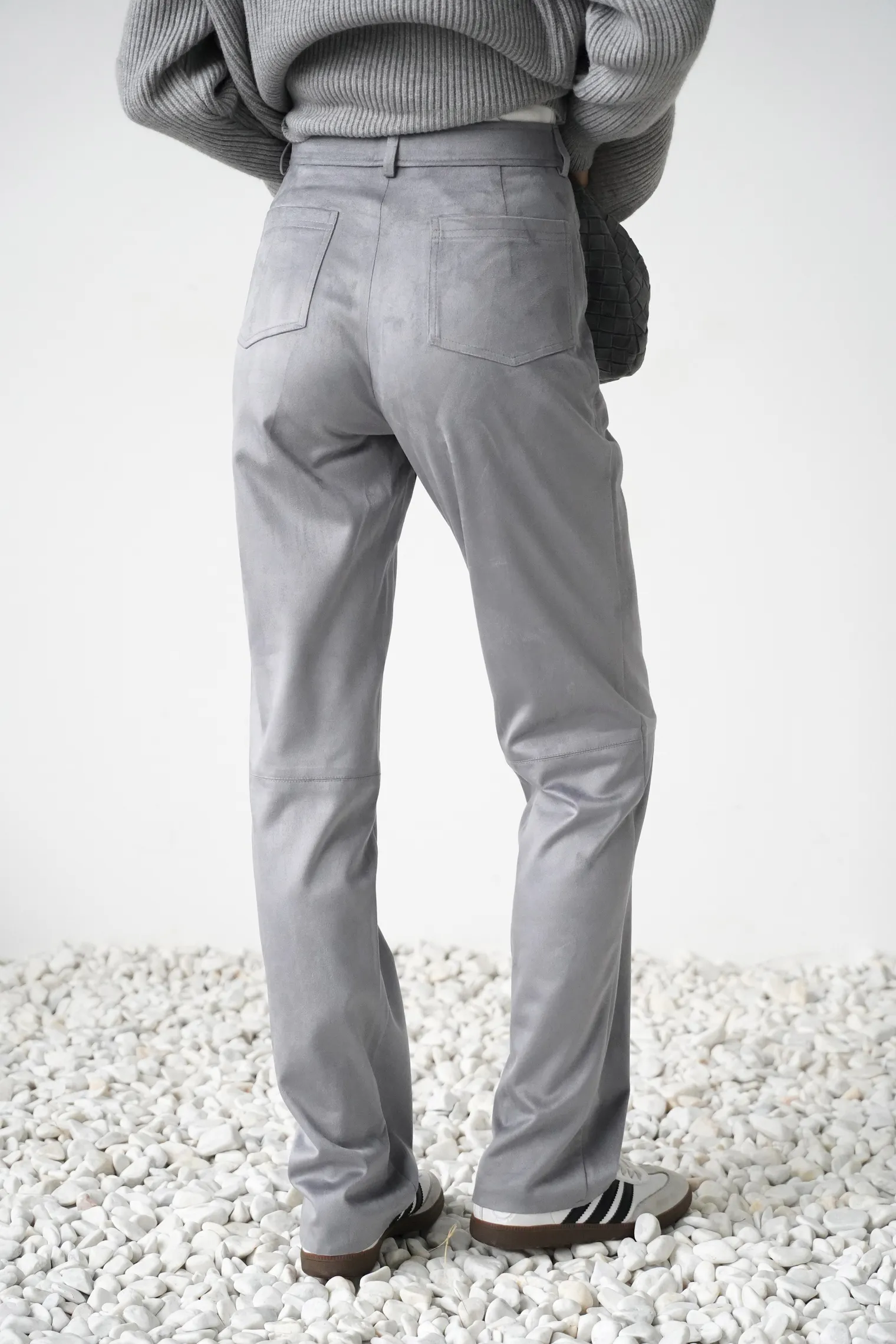 Брюки широкого кроя с завышенной талией из экозамши пепельного цвета фото 4