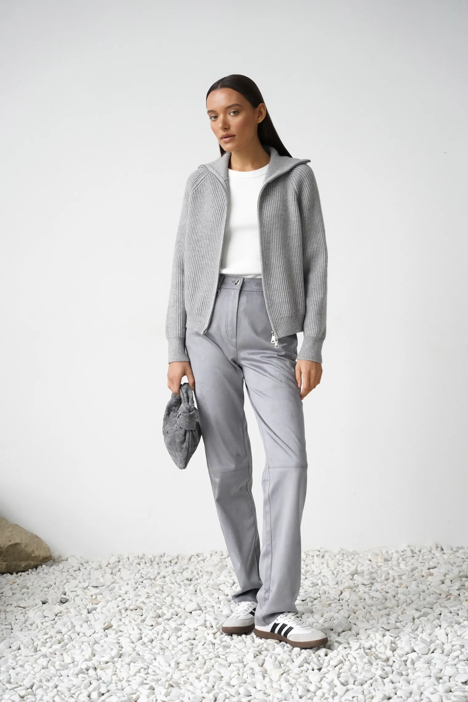 Брюки широкого кроя с завышенной талией из экозамши пепельного цвета фото 3