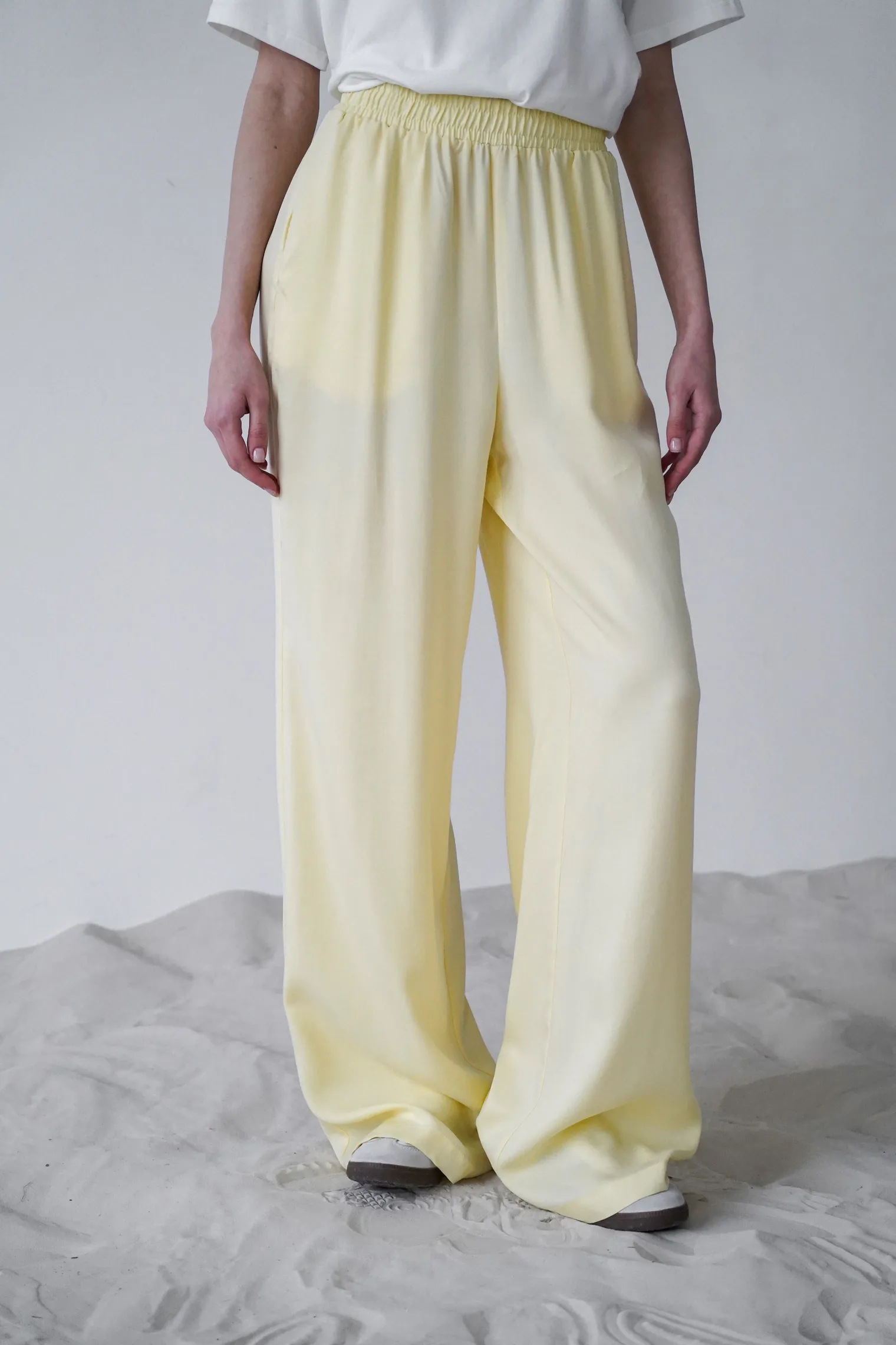 Брюки прямого кроя с карманами цвета молочный лимон фото 3