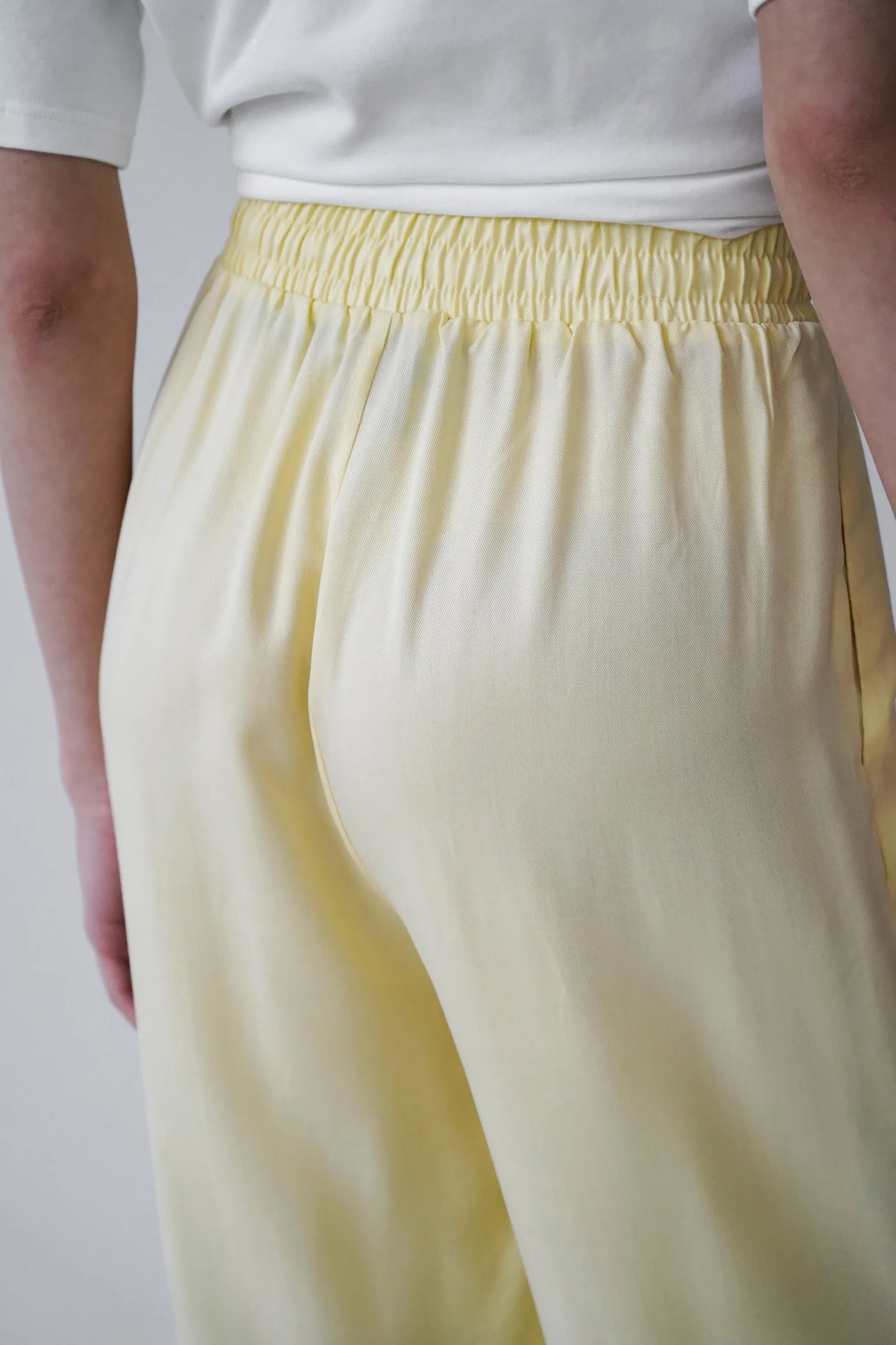 Брюки прямого кроя с карманами цвета молочный лимон фото 8