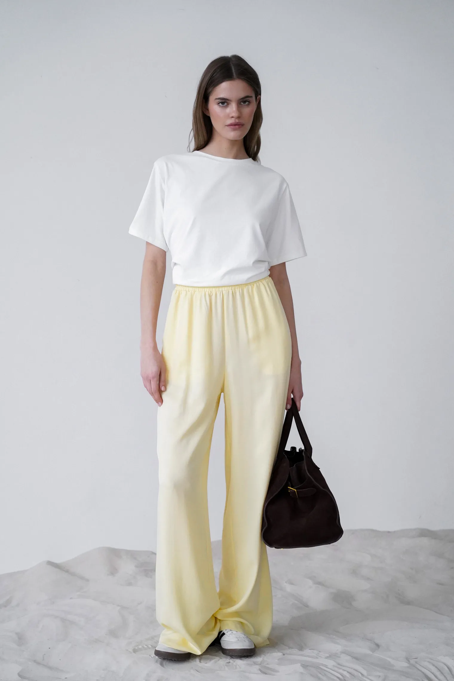 Брюки прямого кроя с карманами цвета молочный лимон фото 6