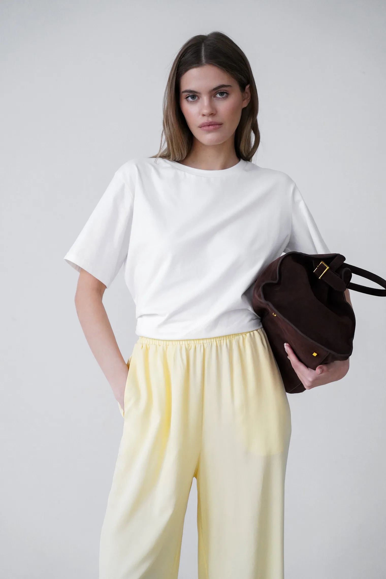 Брюки прямого кроя с карманами цвета молочный лимон фото 7