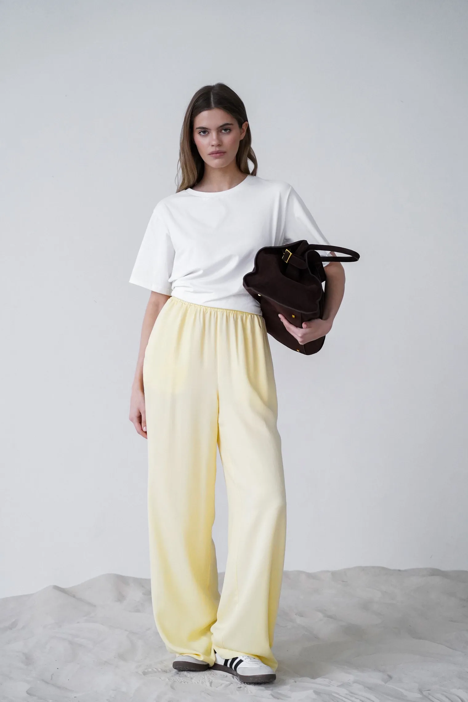Брюки прямого кроя с карманами цвета молочный лимон фото 1