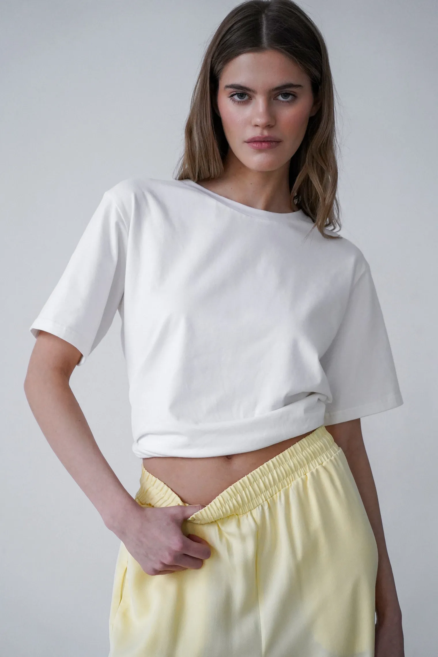 Брюки прямого кроя с карманами цвета молочный лимон фото 5