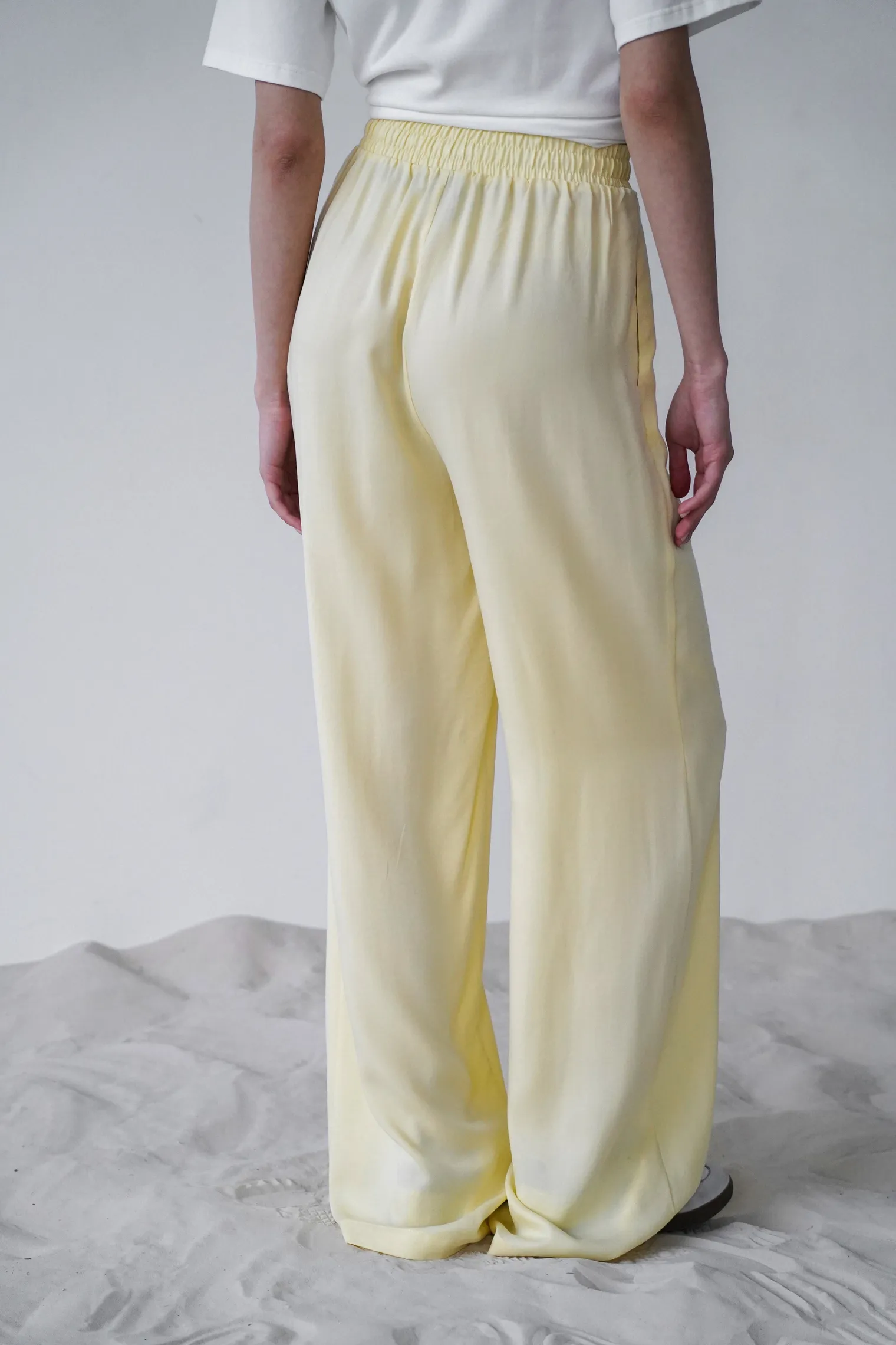 Брюки прямого кроя с карманами цвета молочный лимон фото 4