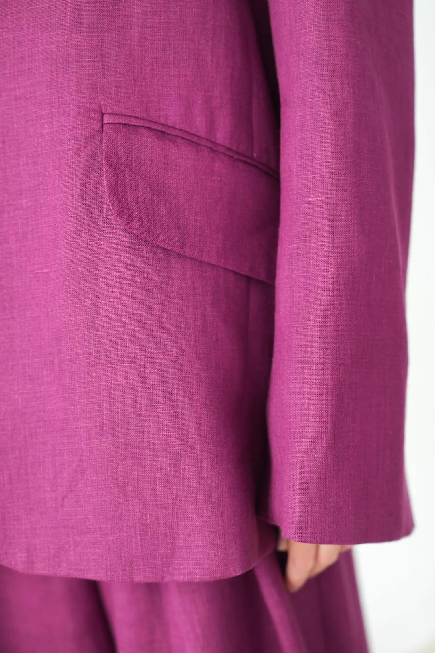 Однобортный жакет свободного кроя с карманами изо льна сливового цвета фото 4