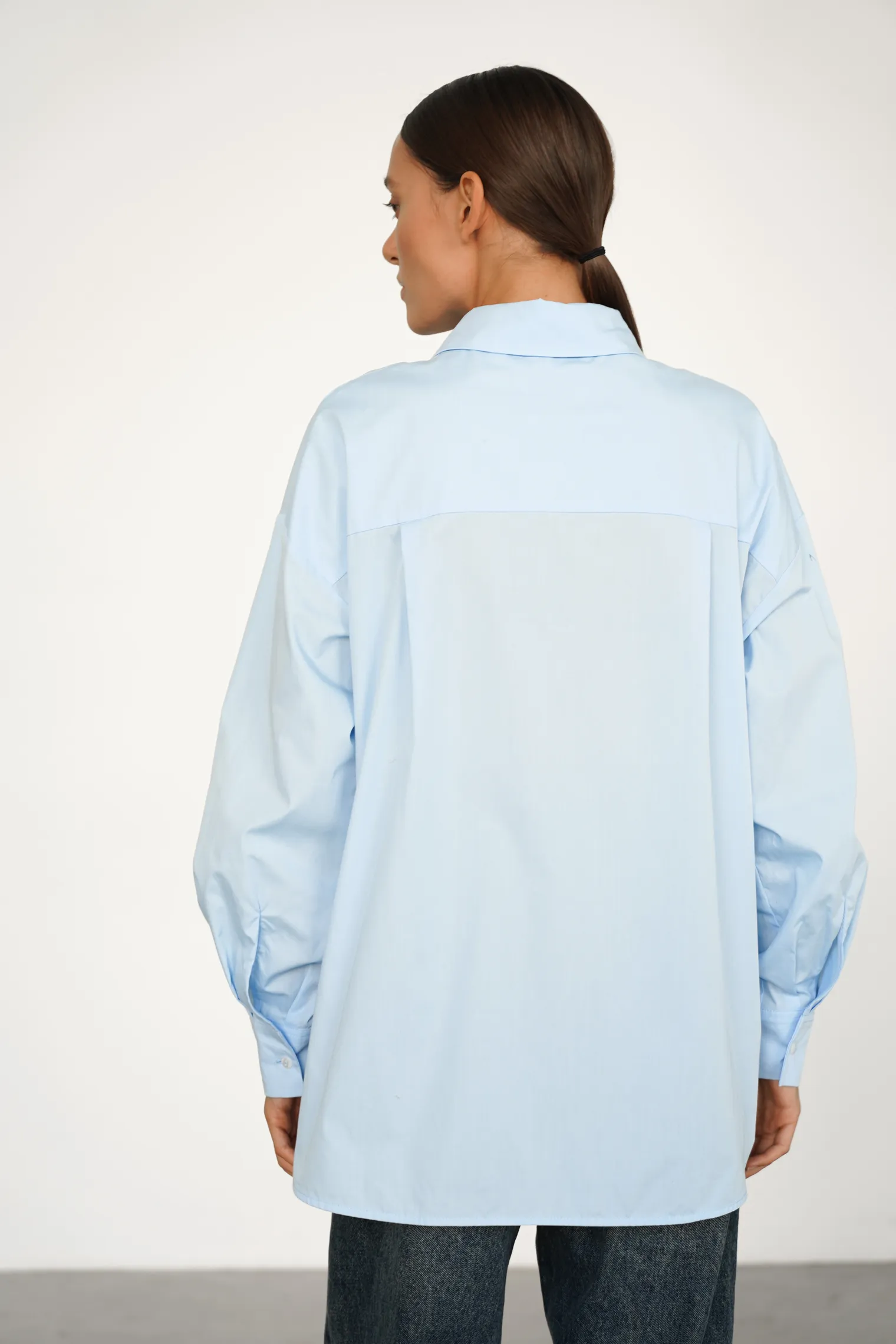 Рубашка свободного кроя голубого цвета фото 4