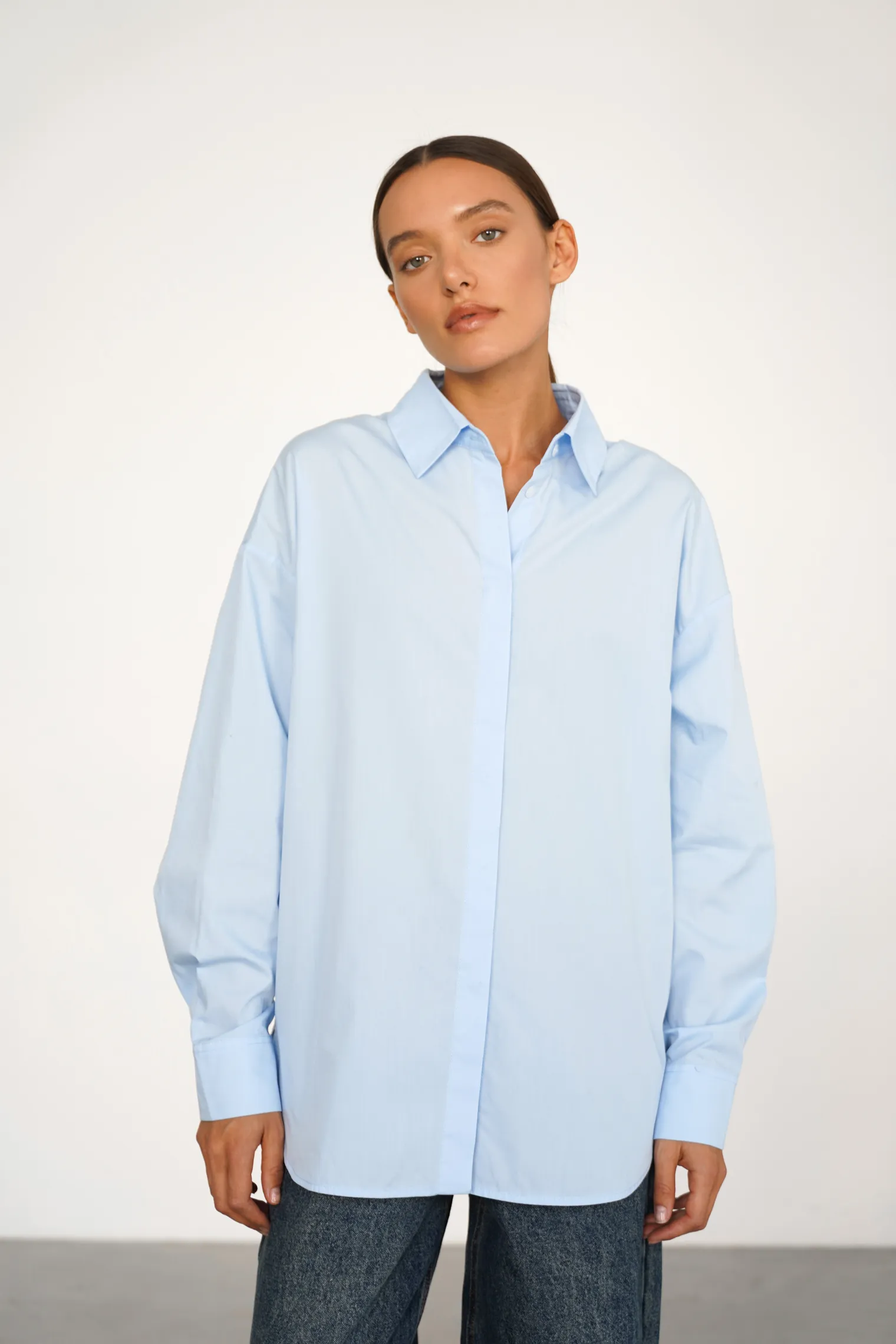 Рубашка свободного кроя голубого цвета фото 1