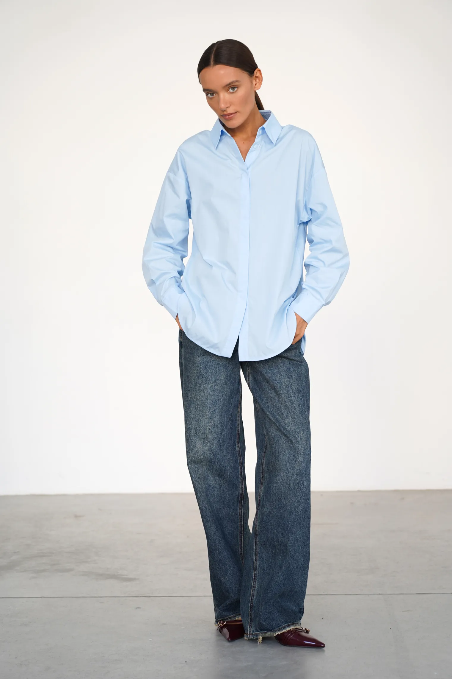 Рубашка свободного кроя голубого цвета фото 2