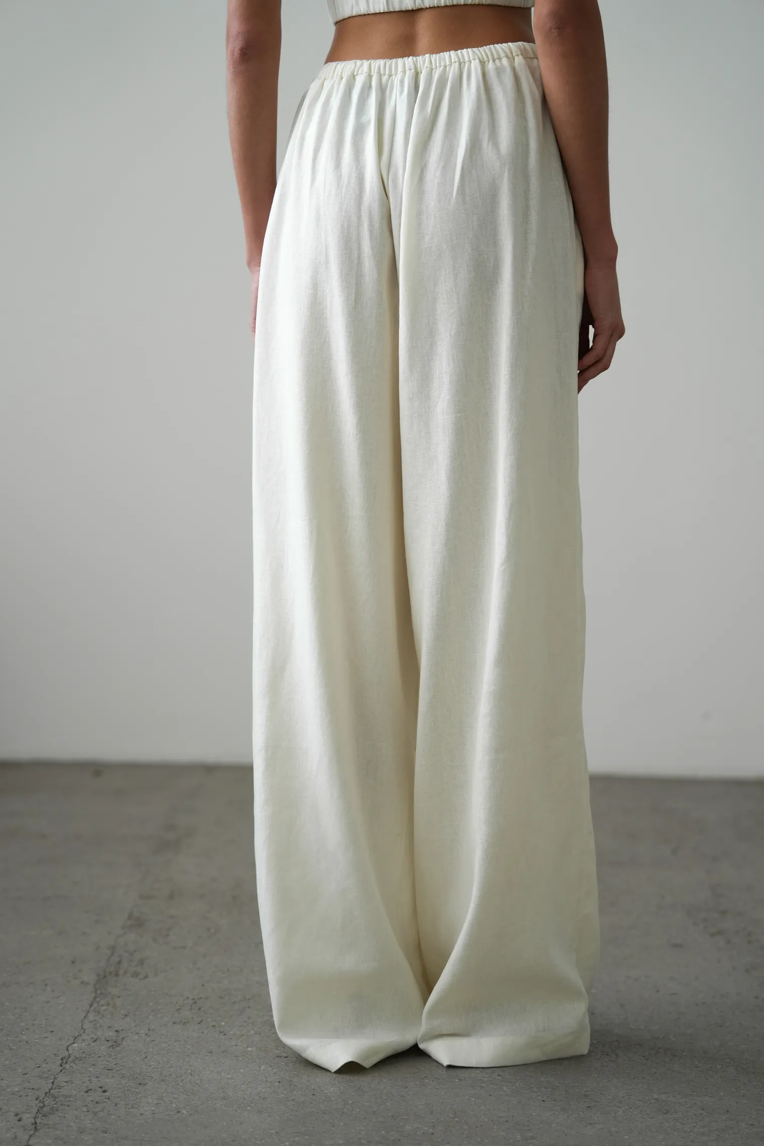 Брюки прямого кроя изо льна цвета тофу фото 4