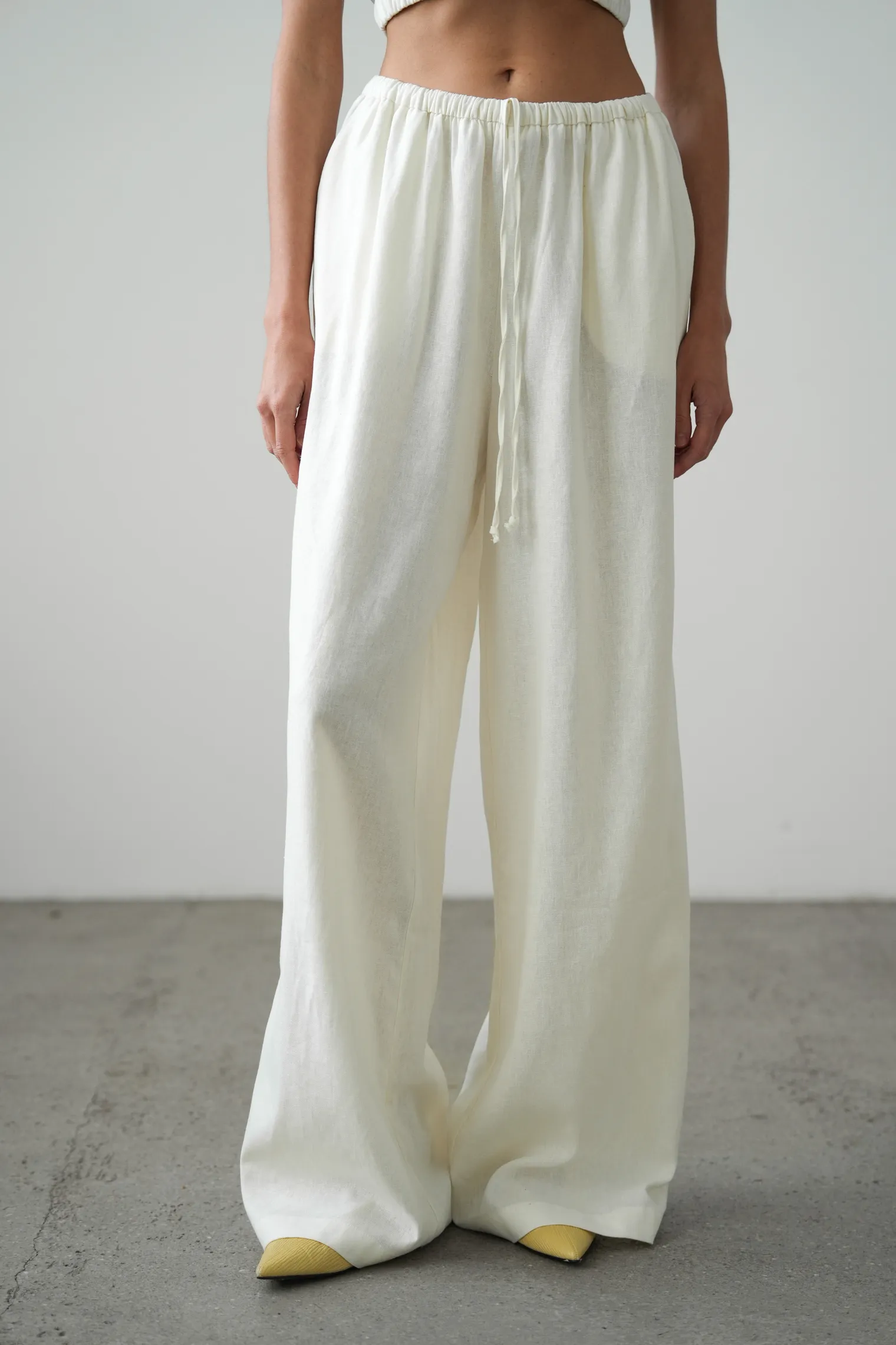 Брюки прямого кроя изо льна цвета тофу фото 6