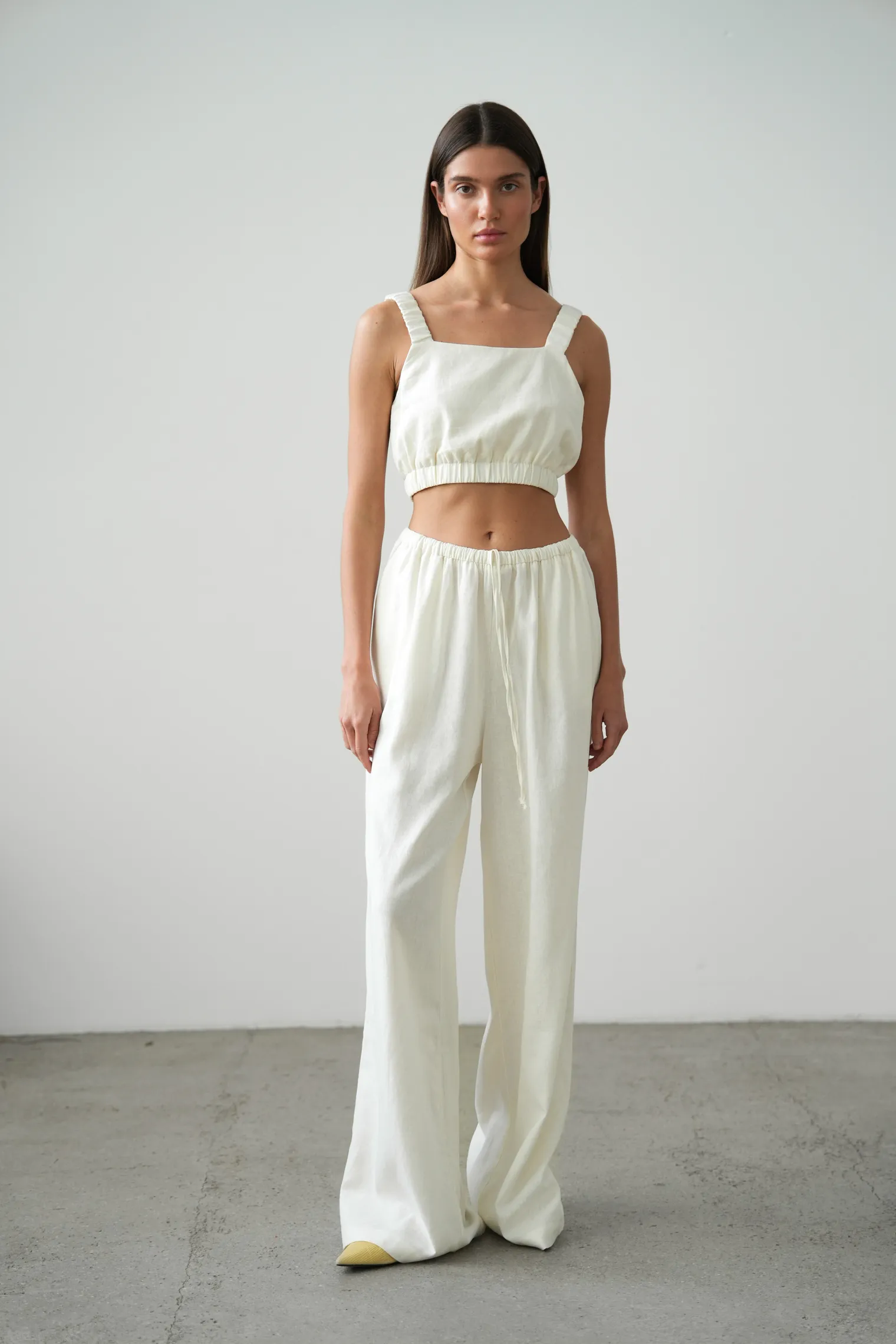 Брюки прямого кроя изо льна цвета тофу фото 3