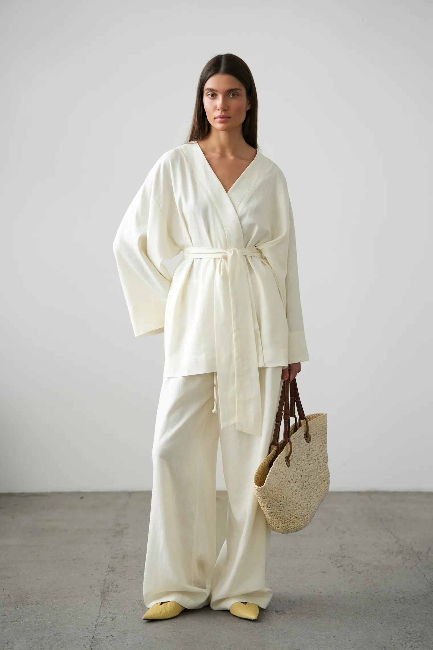 Брюки прямого кроя изо льна цвета тофу фото 1