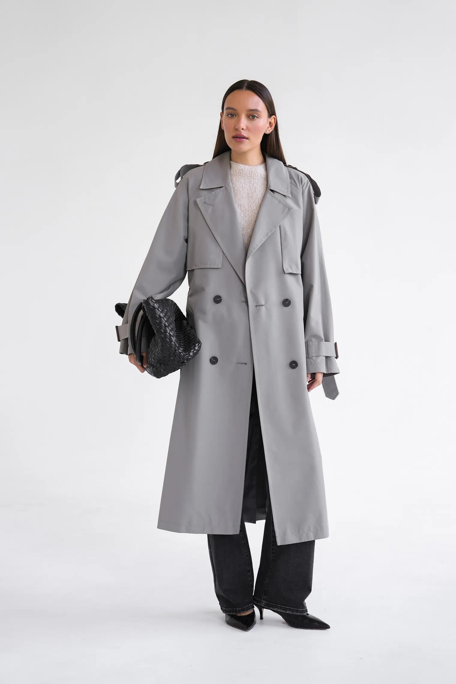Тренч двубортный с поясом и рукавом реглан пепельного цвета фото 3
