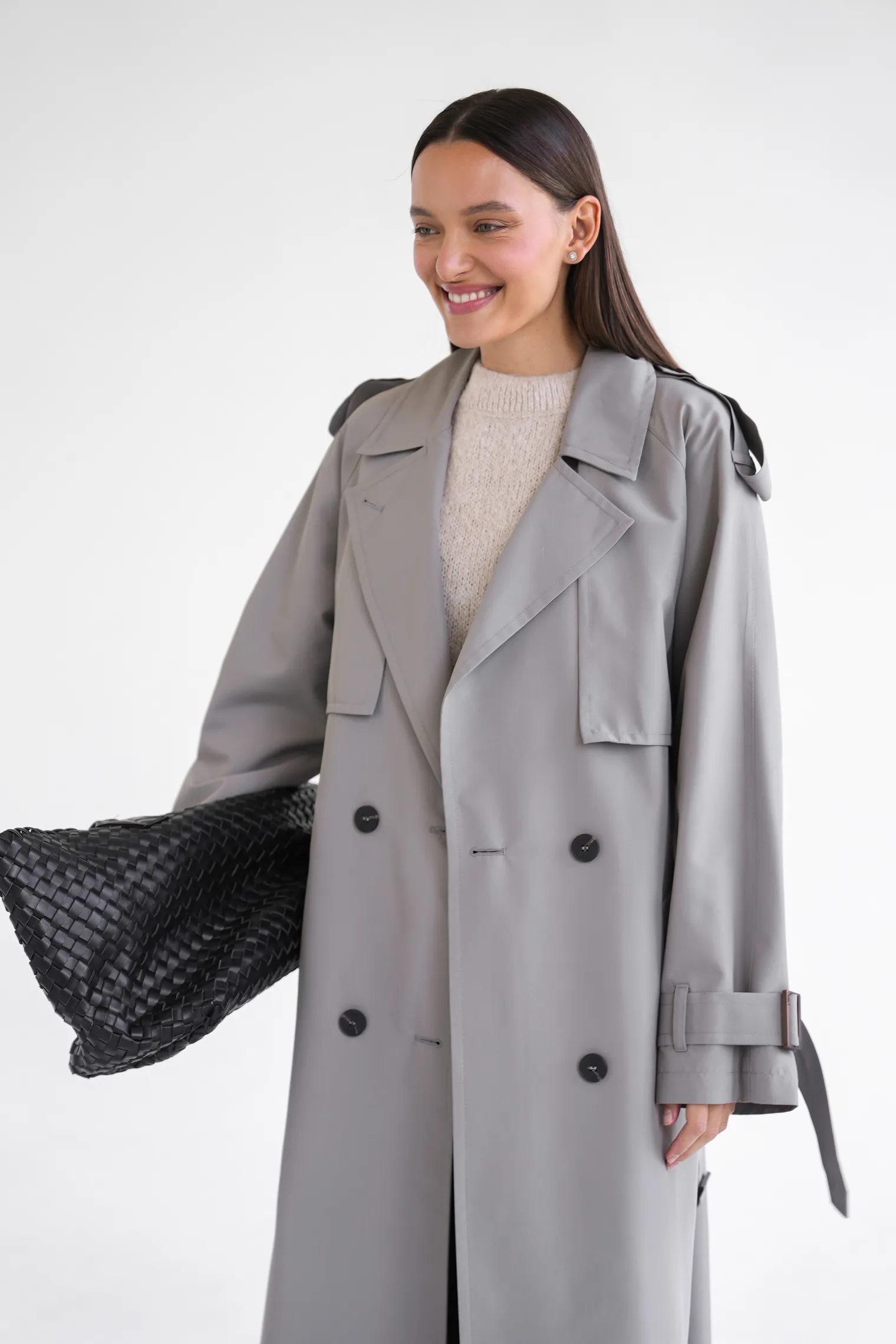 Тренч двубортный с поясом и рукавом реглан пепельного цвета фото 8